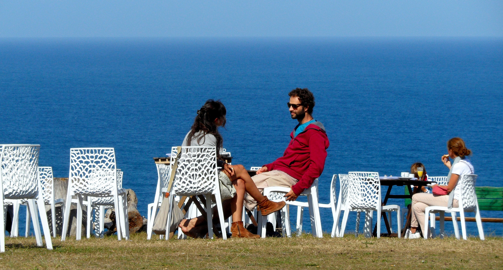 Samsung WB600 / VLUU WB600 /  WB610 sample photo. A conversation near the sea photography