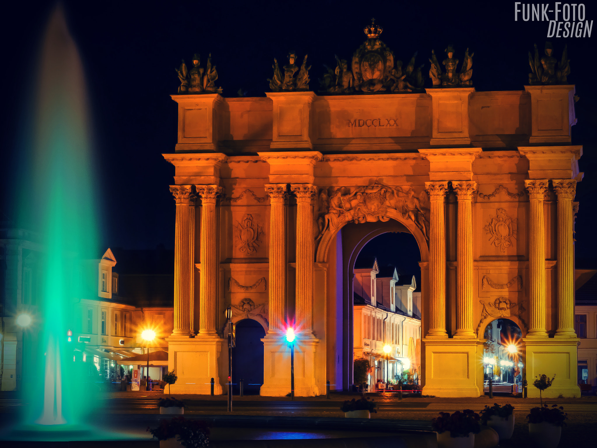 Panasonic Lumix G Vario 45-200mm F4-5.6 OIS sample photo. Brandenburger tor mit brunnen bei nacht. photography