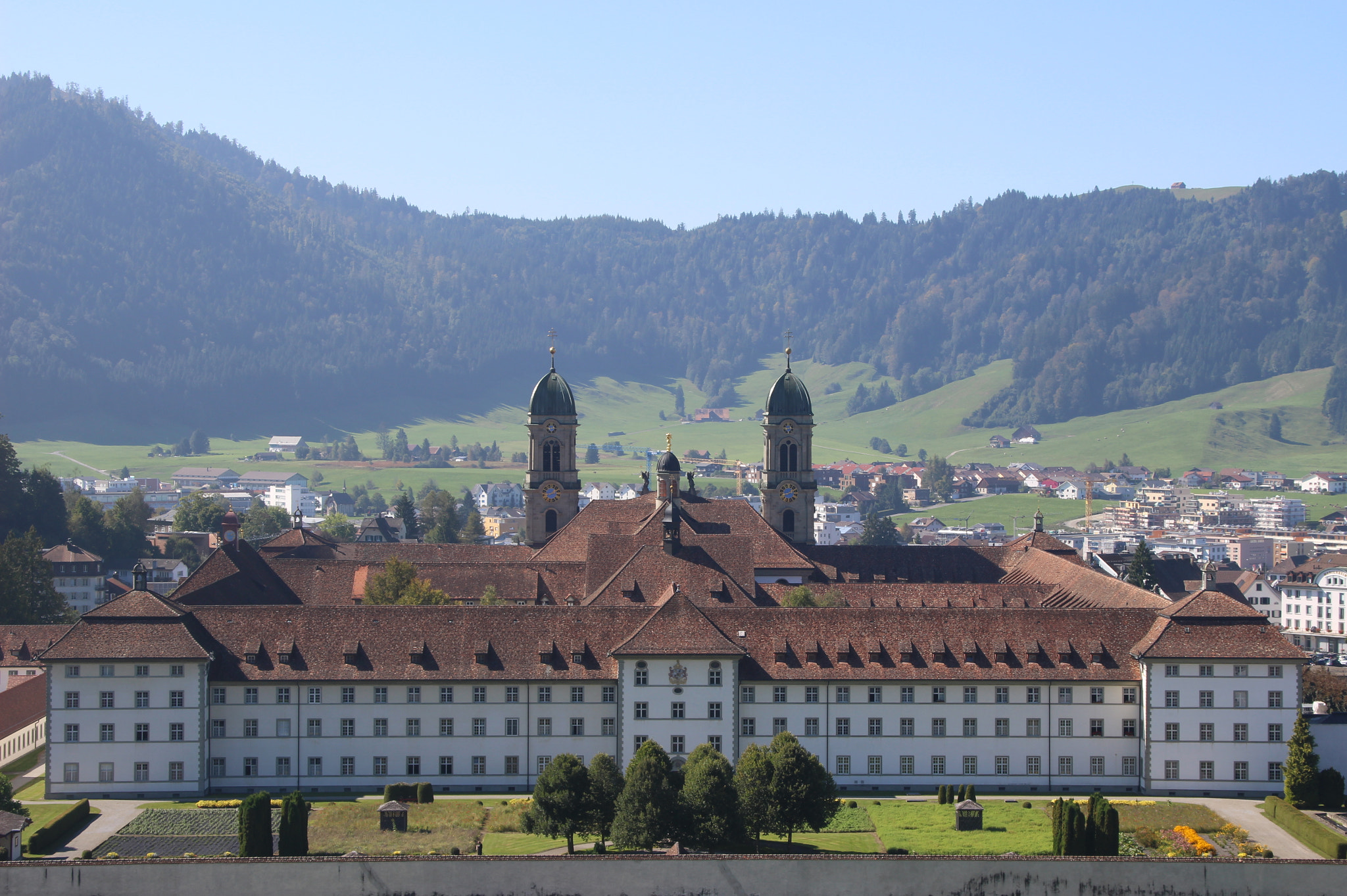 Canon EOS 100D (EOS Rebel SL1 / EOS Kiss X7) + Canon TS-E 90mm F2.8 Tilt-Shift sample photo. Mountain monastery photography