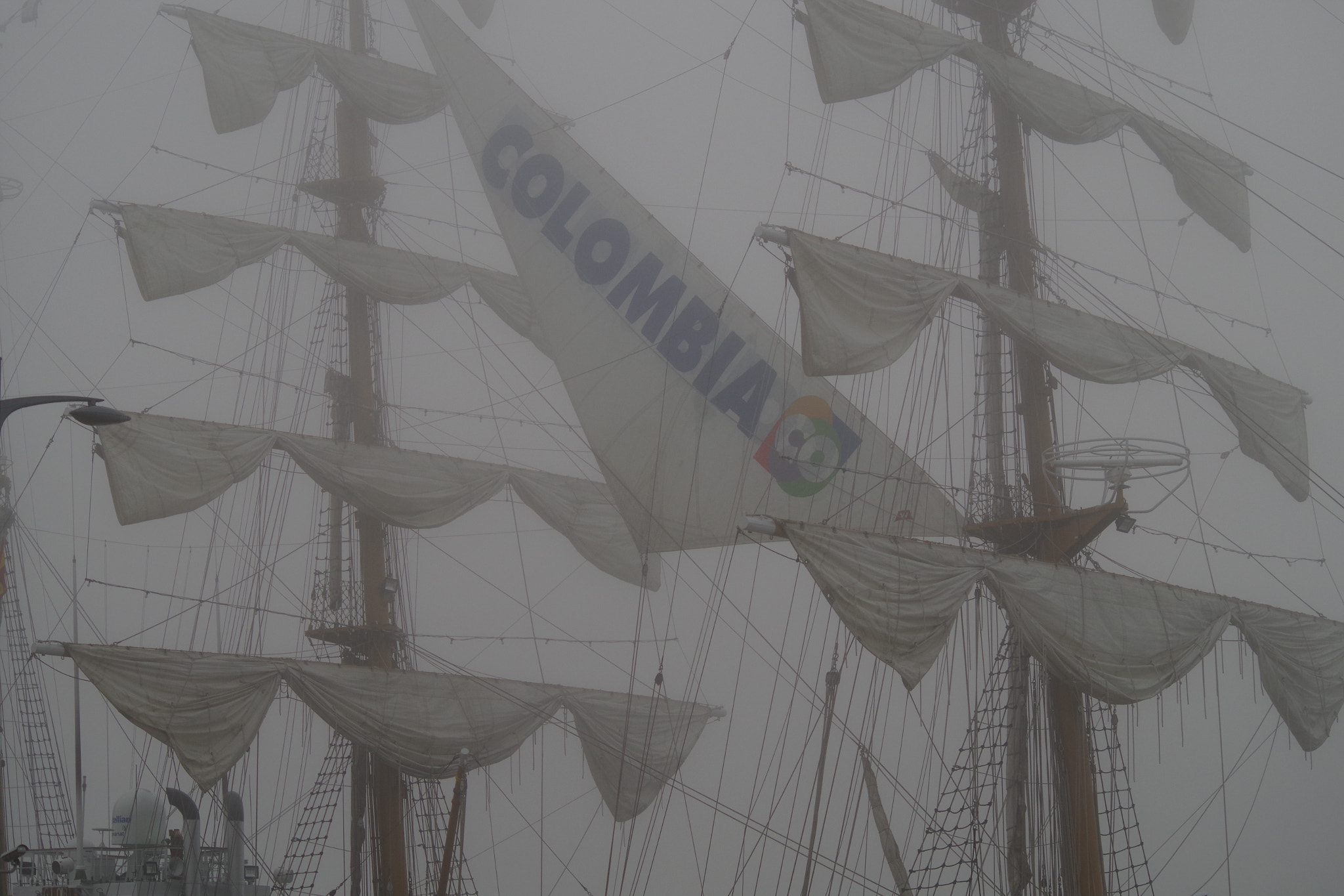HD Pentax DA 55-300mm F4.0-5.8 ED WR sample photo. Arc gloria through the fog photography