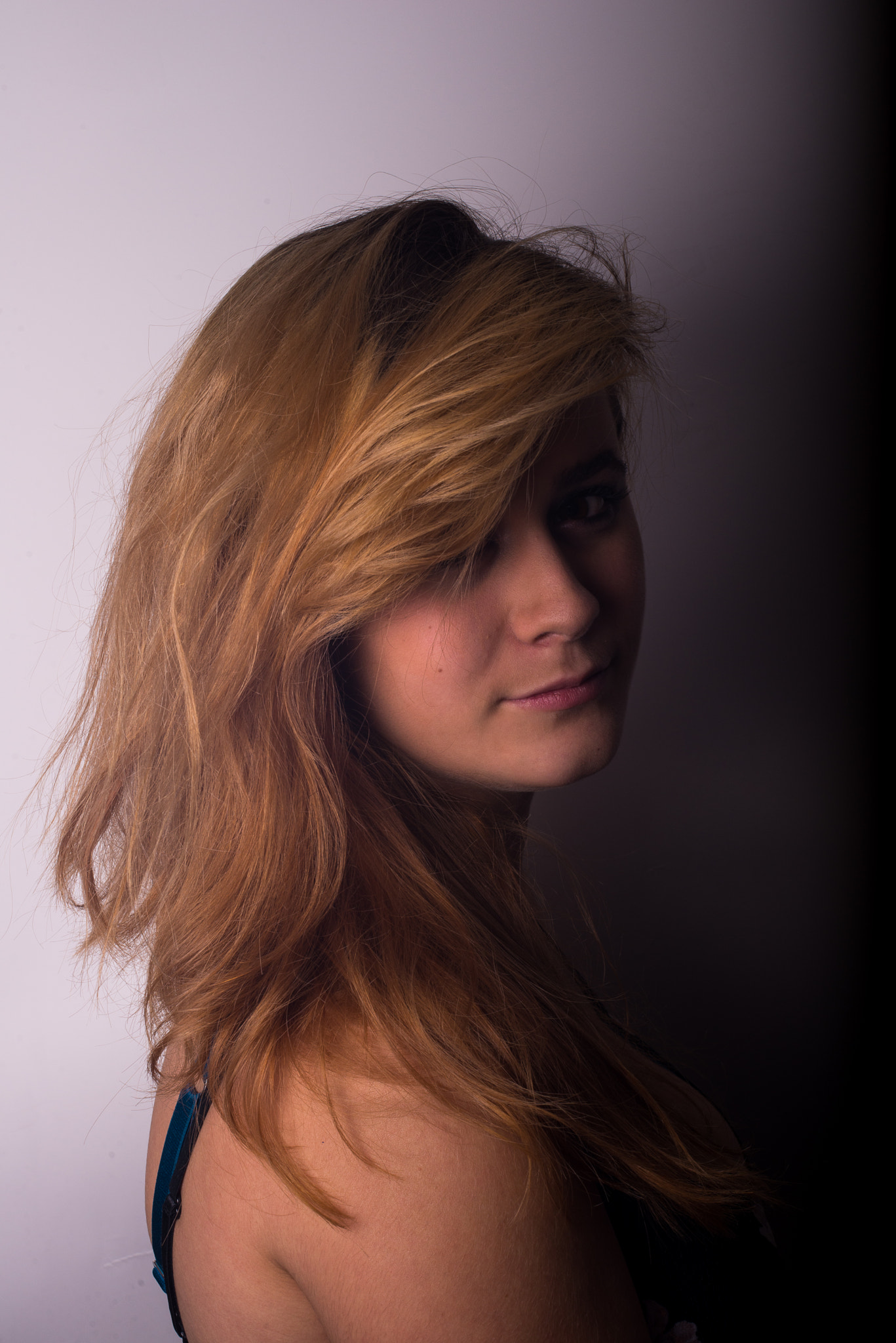 AF Zoom-Nikkor 35-70mm f/3.3-4.5 N sample photo. Modelling photography