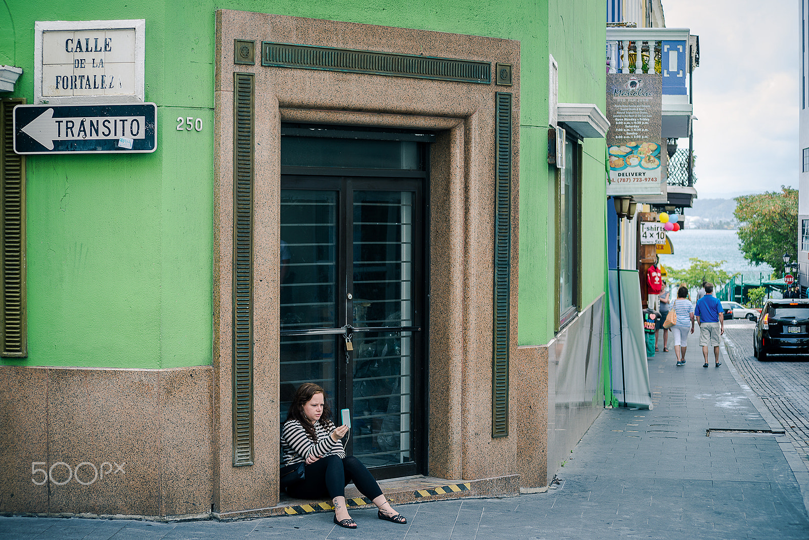 Nikon D610 + AF Nikkor 70-210mm f/4-5.6D sample photo. Smartphone player on the street of old san juan photography