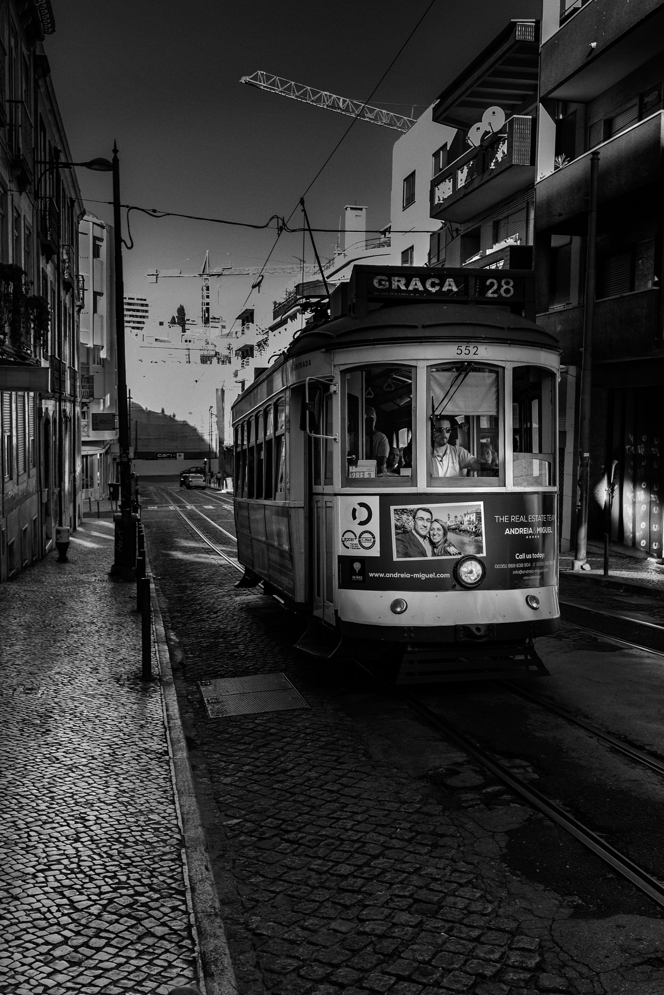 Canon EF 35mm F2 IS USM sample photo. Graça 28 - praça martim moniz photography