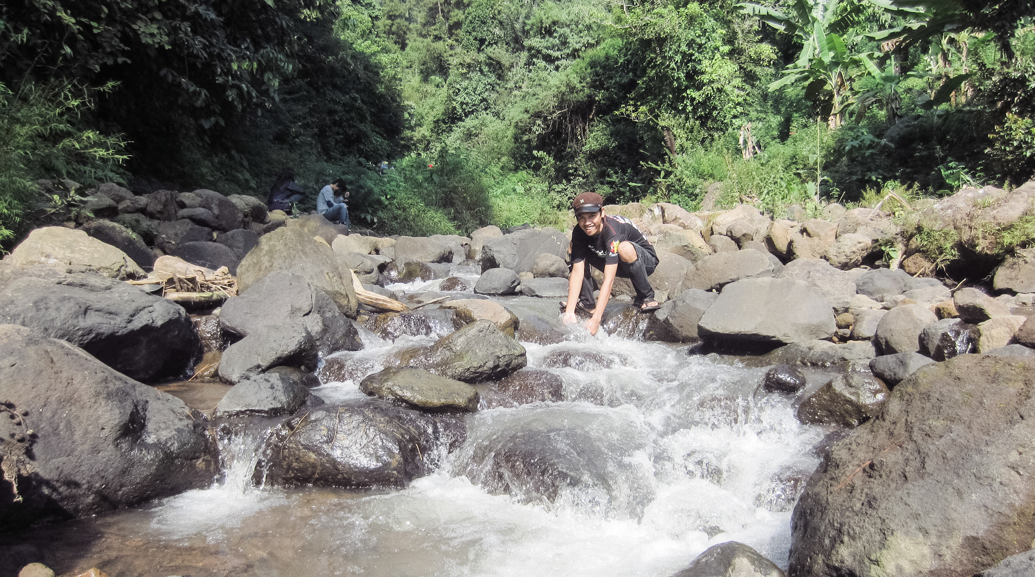 Canon PowerShot ELPH 300 HS (IXUS 220 HS / IXY 410F) sample photo. Batuan kali photography