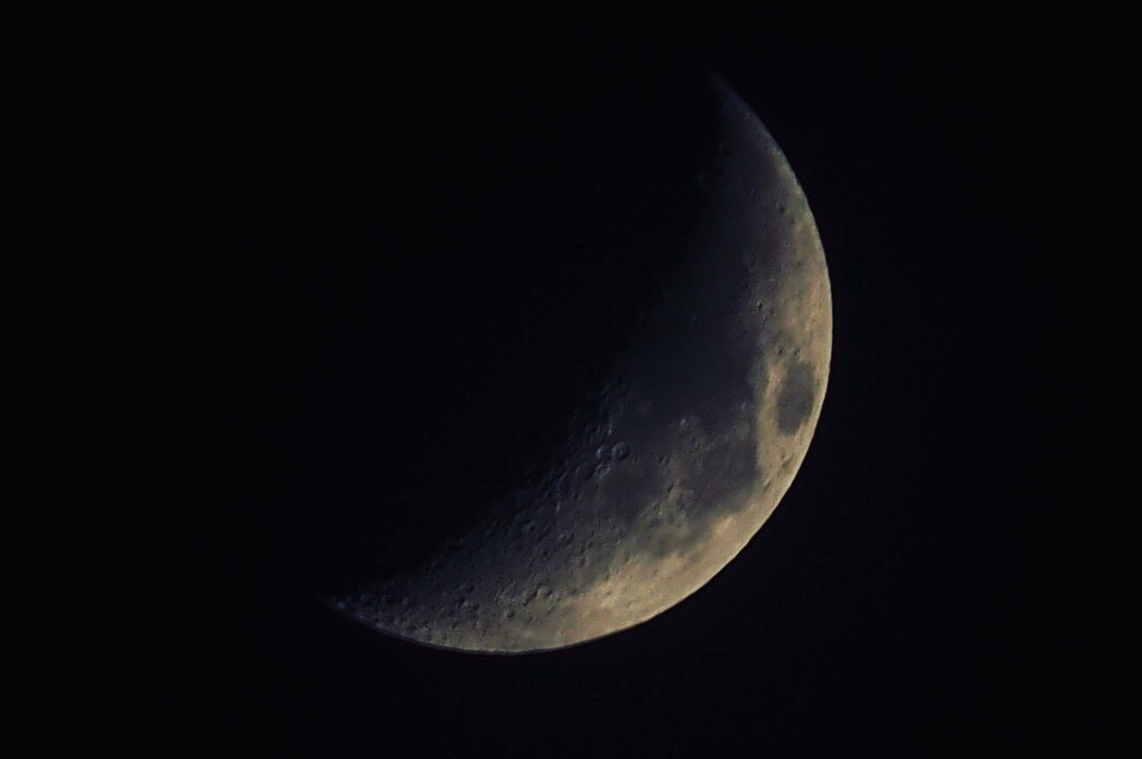 Olympus OM-D E-M10 + Olympus M.Zuiko ED 75-300mm F4.8-6.7 II sample photo. Today's moon photography
