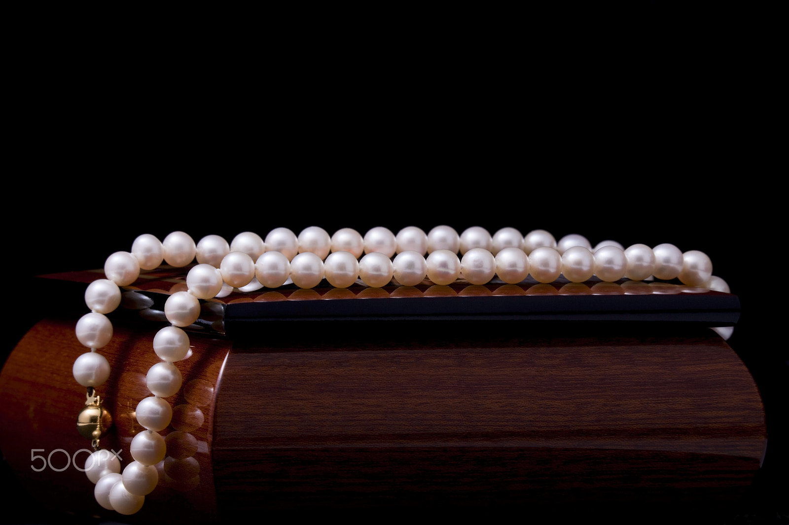 Canon EOS 5D Mark II sample photo. Pearl necklace photography