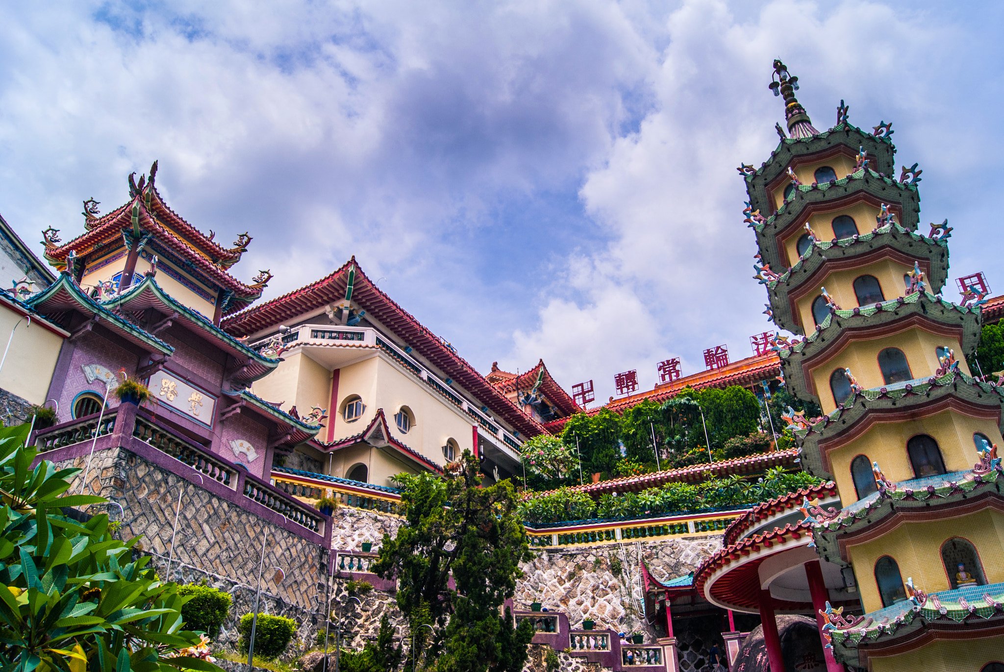 Sony Alpha DSLR-A200 + Sony DT 18-55mm F3.5-5.6 SAM sample photo. Kek lok si temple (entrance) photography