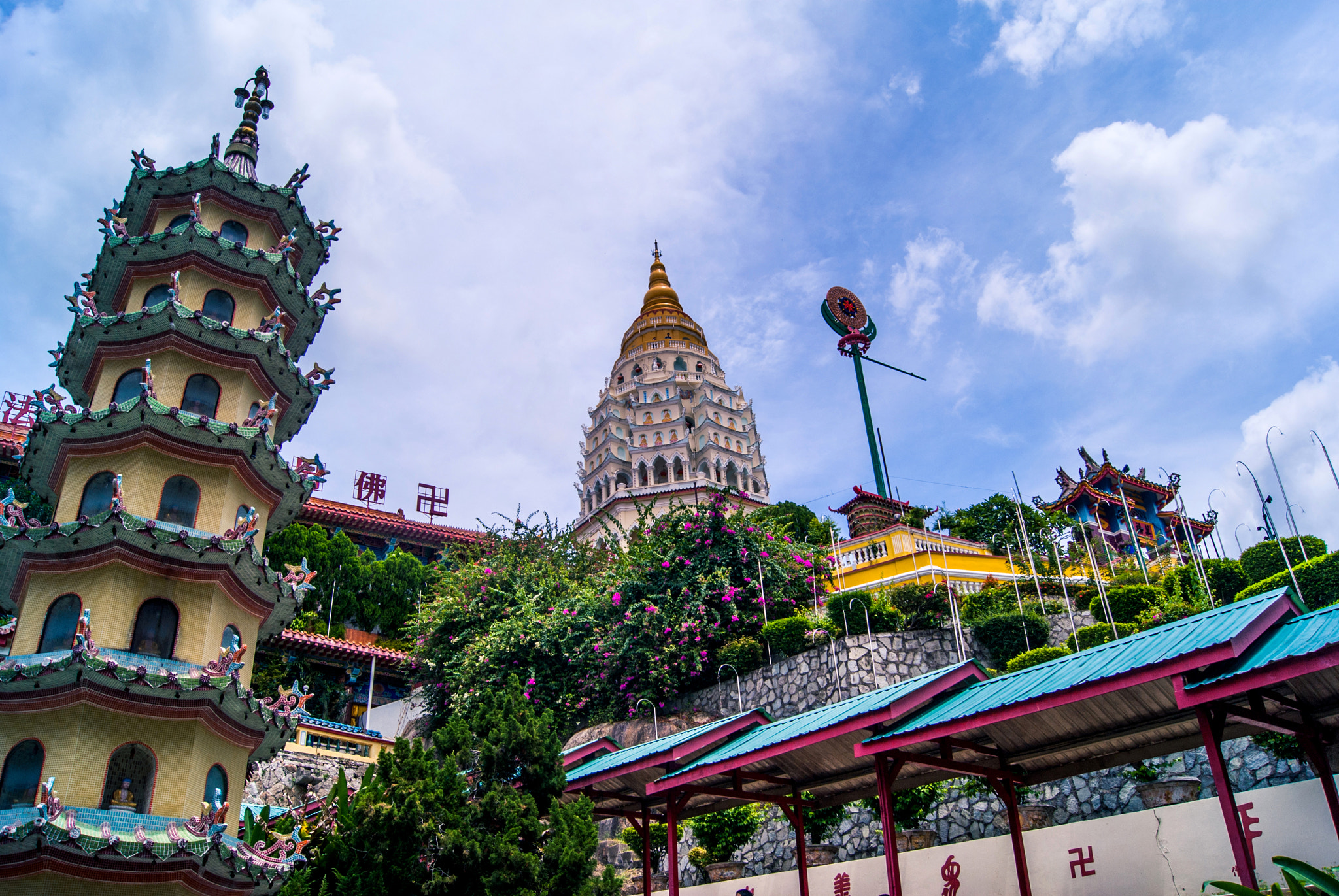 Sony Alpha DSLR-A200 + Sony DT 18-55mm F3.5-5.6 SAM sample photo. Kek lok si temple (view from entrance) photography