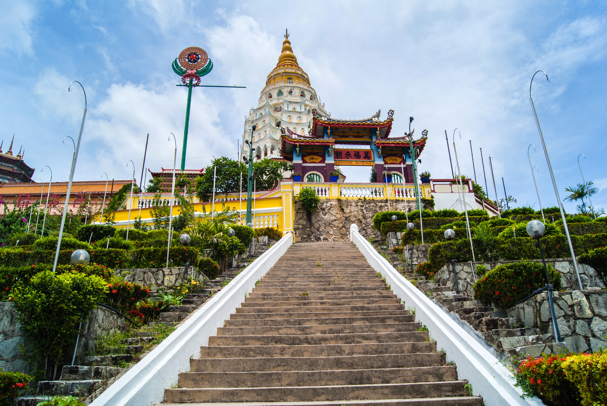 Sony Alpha DSLR-A200 + Sony DT 18-55mm F3.5-5.6 SAM sample photo. Kek lok si temple (stairs to the tiered pagoda) photography
