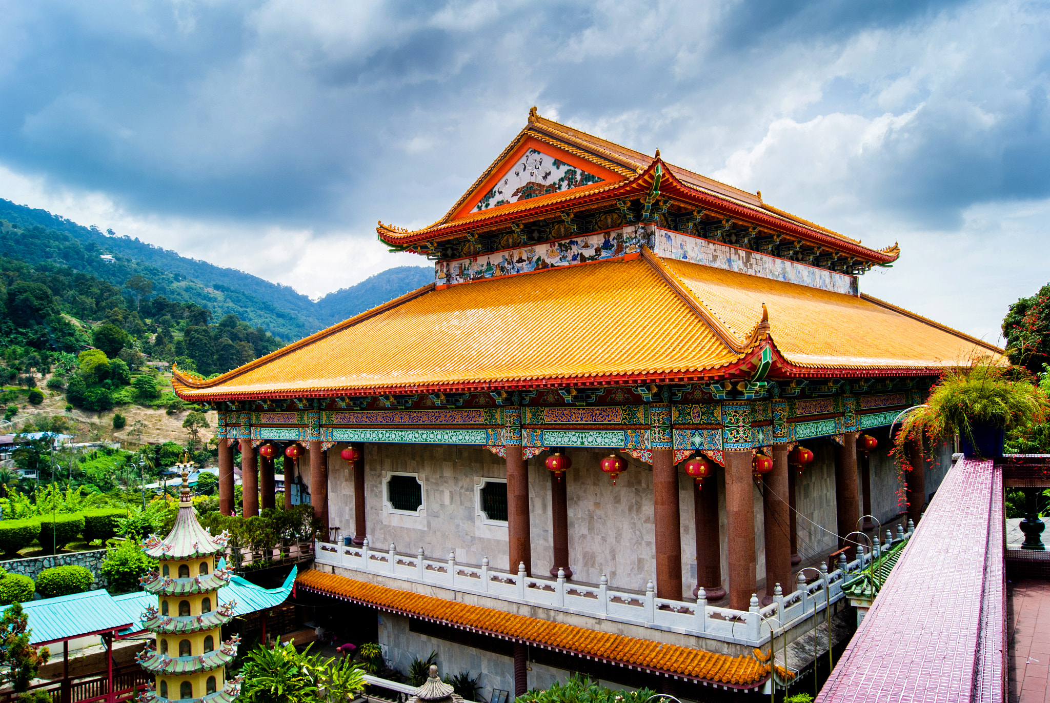 Sony Alpha DSLR-A200 + Sony DT 18-55mm F3.5-5.6 SAM sample photo. Kek lok si temple (a chinese part) photography