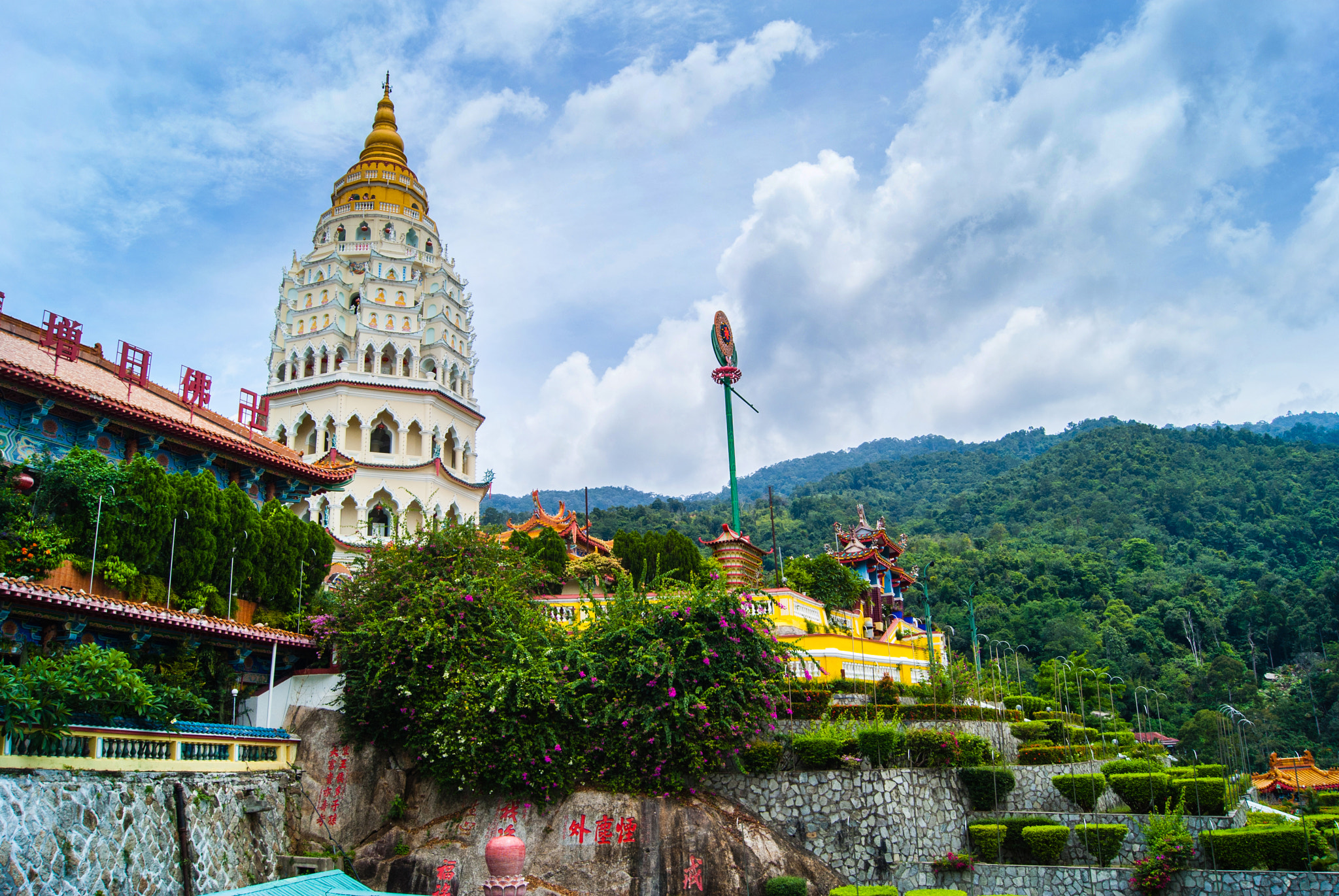 Sony Alpha DSLR-A200 + Sony DT 18-55mm F3.5-5.6 SAM sample photo. Kek lok si temple (view with the gardens) photography