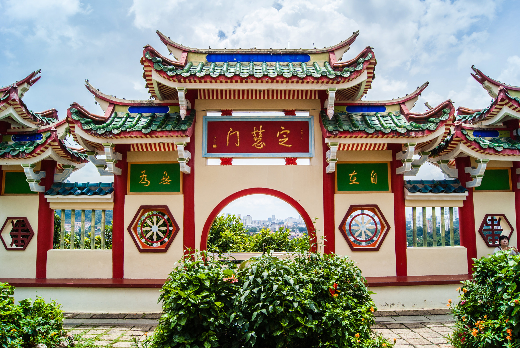 Sony Alpha DSLR-A200 + Sony DT 18-55mm F3.5-5.6 SAM sample photo. Kek lok si temple (chinese architecture & garden) photography