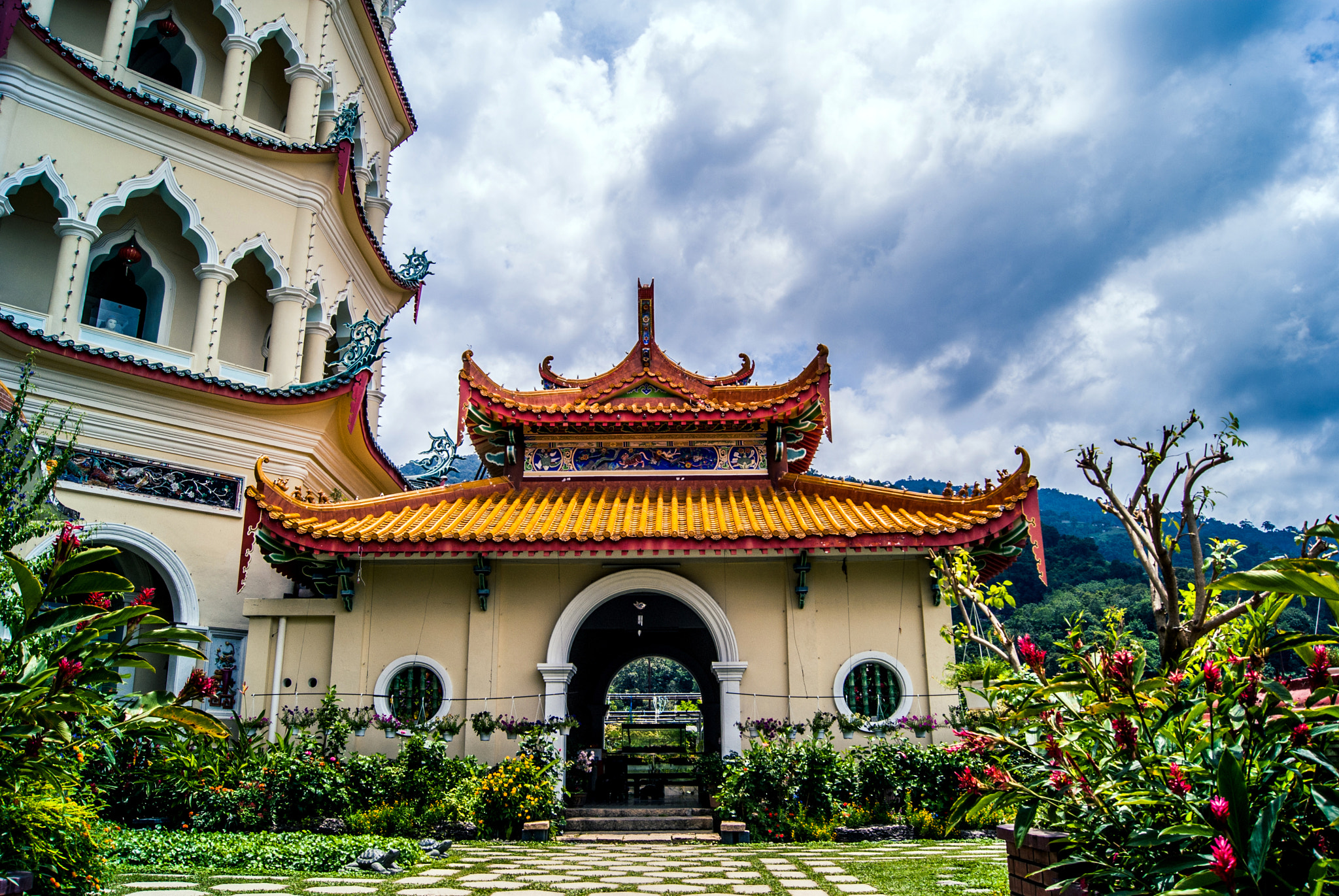 Sony Alpha DSLR-A200 + Sony DT 18-55mm F3.5-5.6 SAM sample photo. Kek lok si temple (entrane to the tiered pagoda) photography