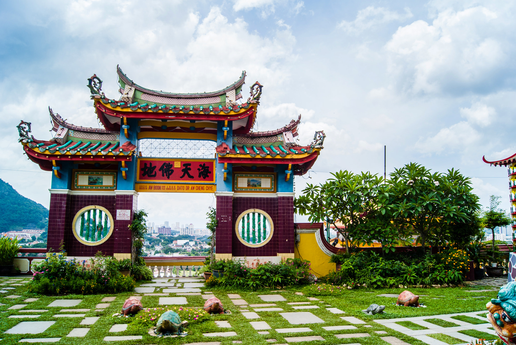 Sony Alpha DSLR-A200 + Sony DT 18-55mm F3.5-5.6 SAM sample photo. Kek lok si temple (garden) photography