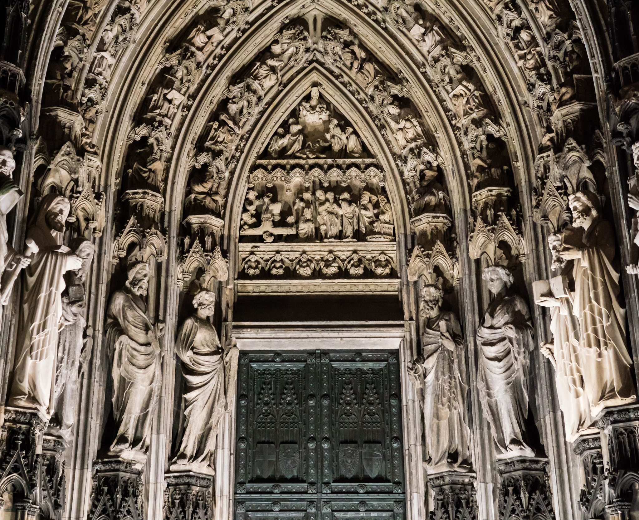 Panasonic Lumix DMC-GX8 + Panasonic Leica DG Summilux 25mm F1.4 II ASPH sample photo. Cologne cathedral photography