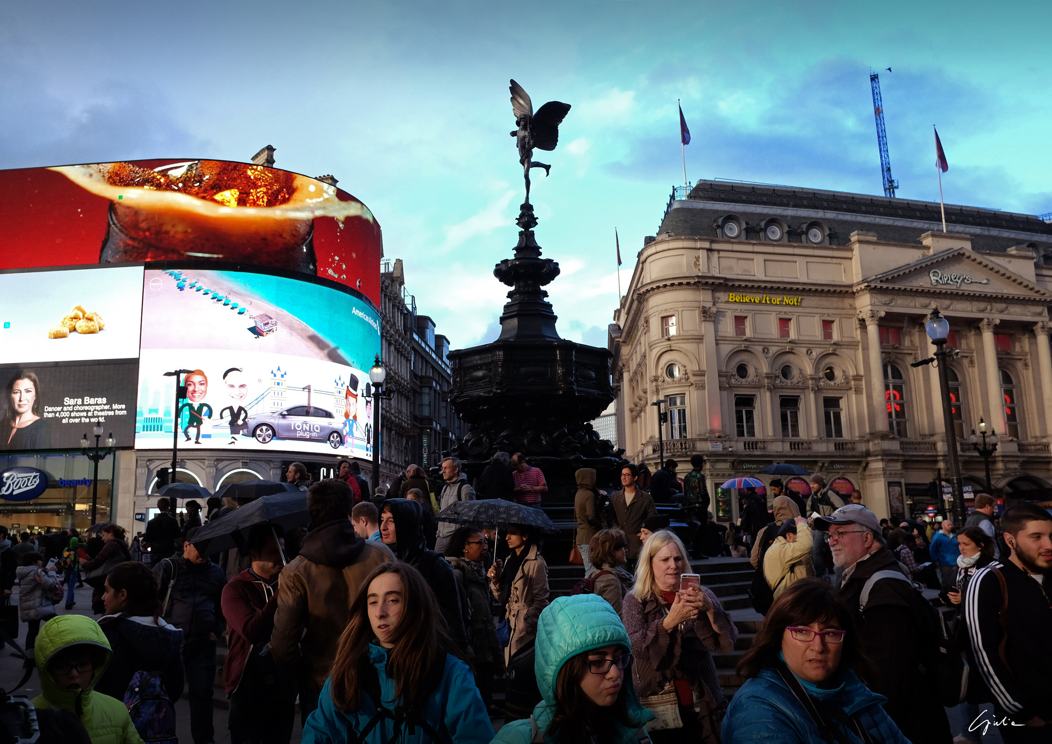 Fujifilm X-E2 + Fujifilm XF 18mm F2 R sample photo. Piccadilly photography