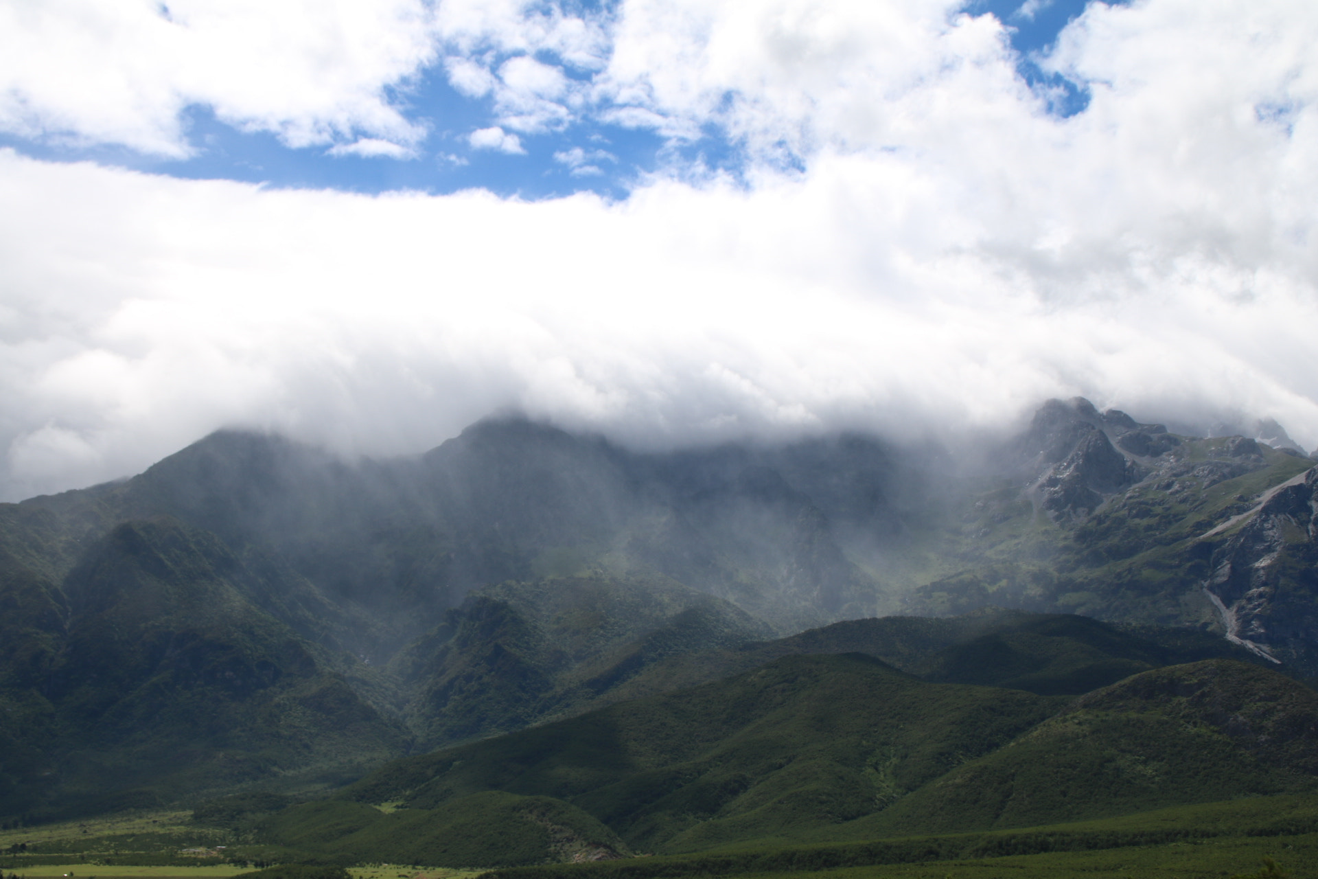 Canon EOS 750D (EOS Rebel T6i / EOS Kiss X8i) sample photo. Misty mountains  photography