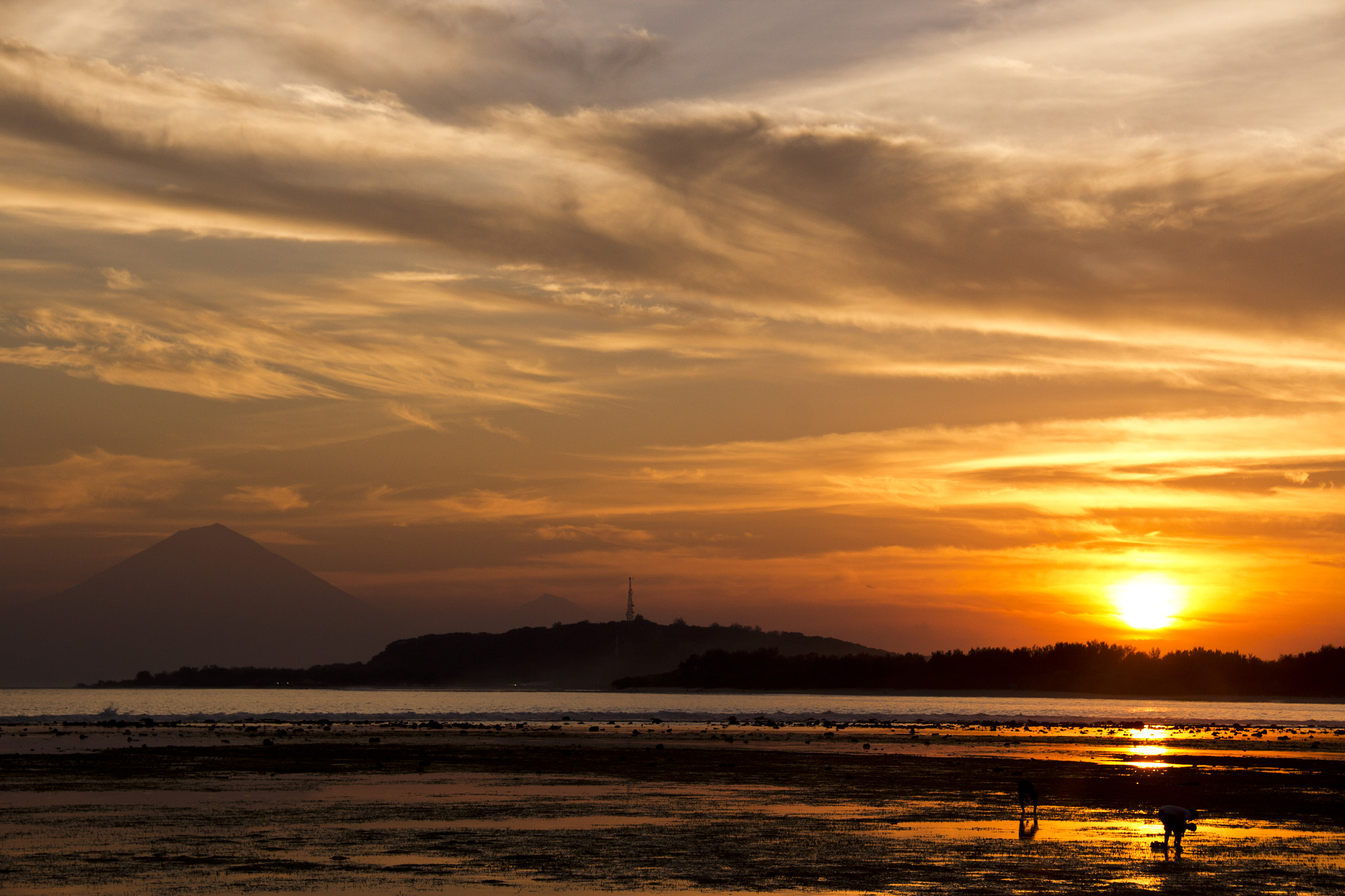 Canon EF-S 18-200mm F3.5-5.6 IS sample photo. Gili islands sunset golden hour photography