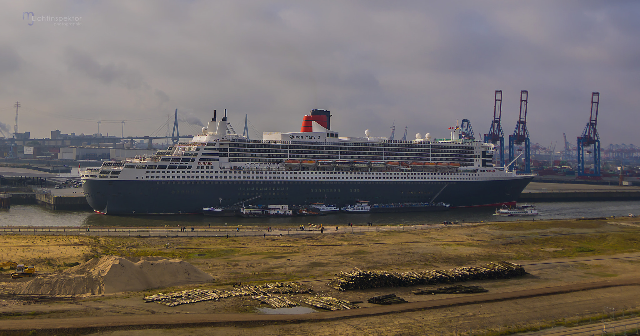 Sony ILCA-77M2 + Sony DT 18-250mm F3.5-6.3 sample photo. A - queen mary 2 - qm2 - hamburg steinwerder photography