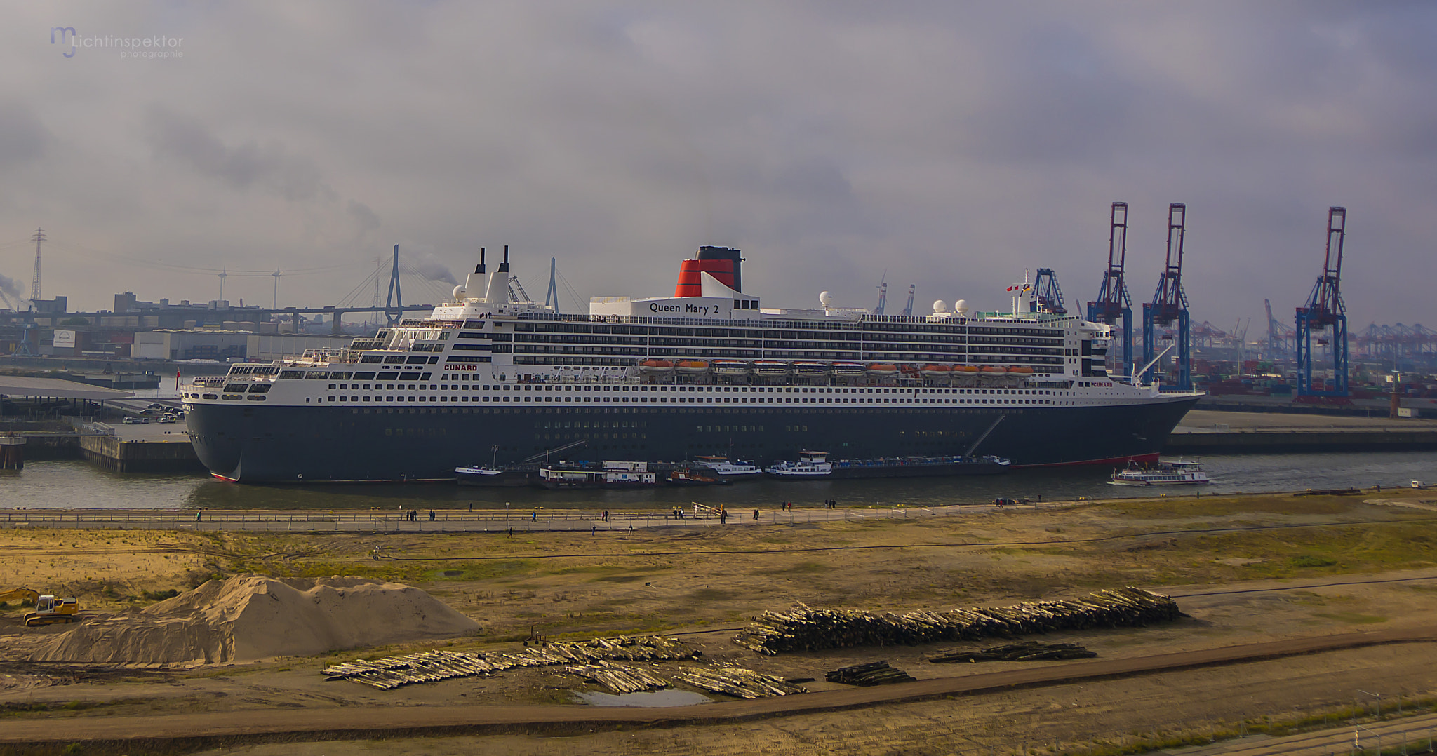Sony DT 18-250mm F3.5-6.3 sample photo. A - queen mary 2 - qm2 - hamburg steinwerder photography