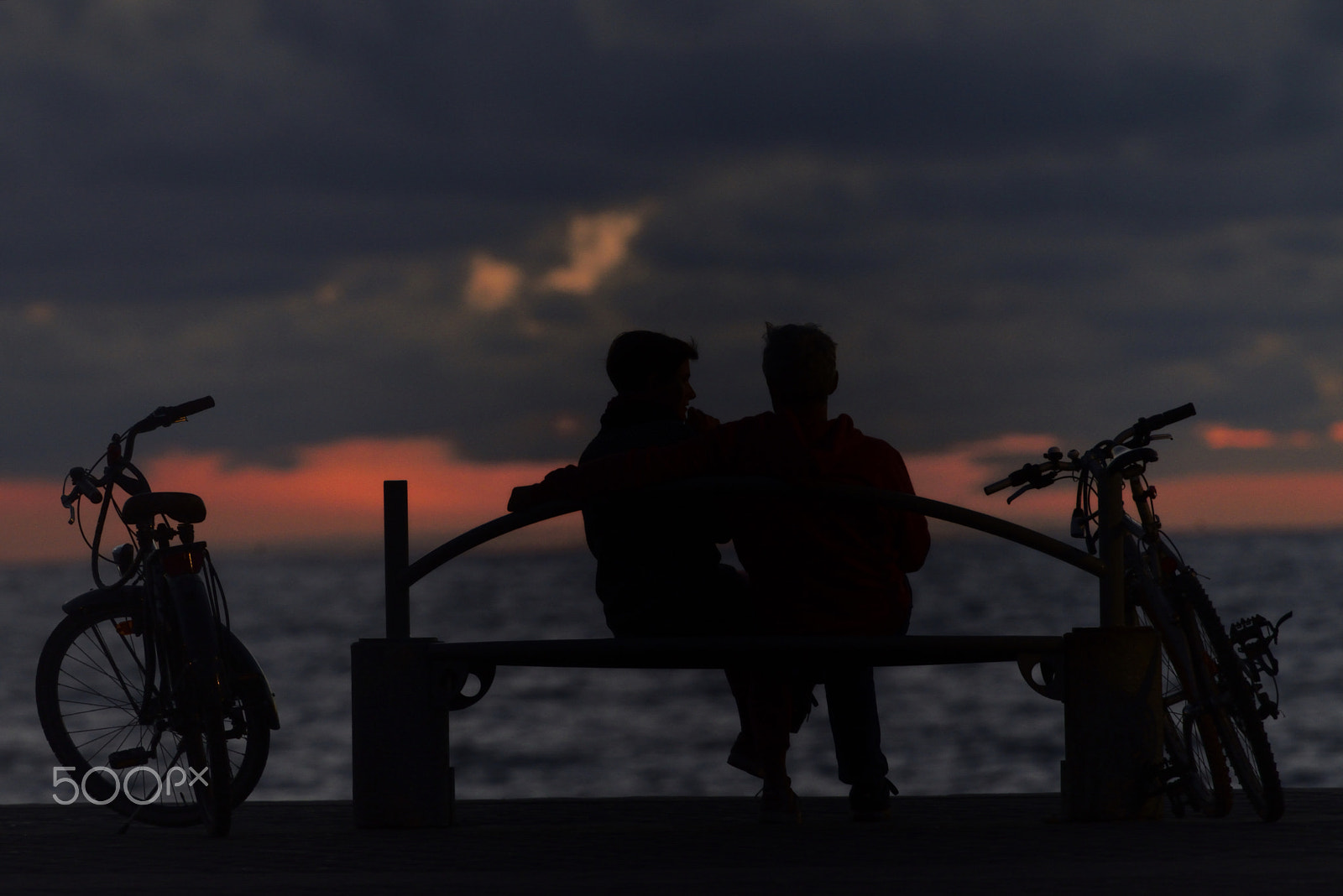 Nikon AF-S Nikkor 200mm F2G ED VR II sample photo. Lovers on a bench photography
