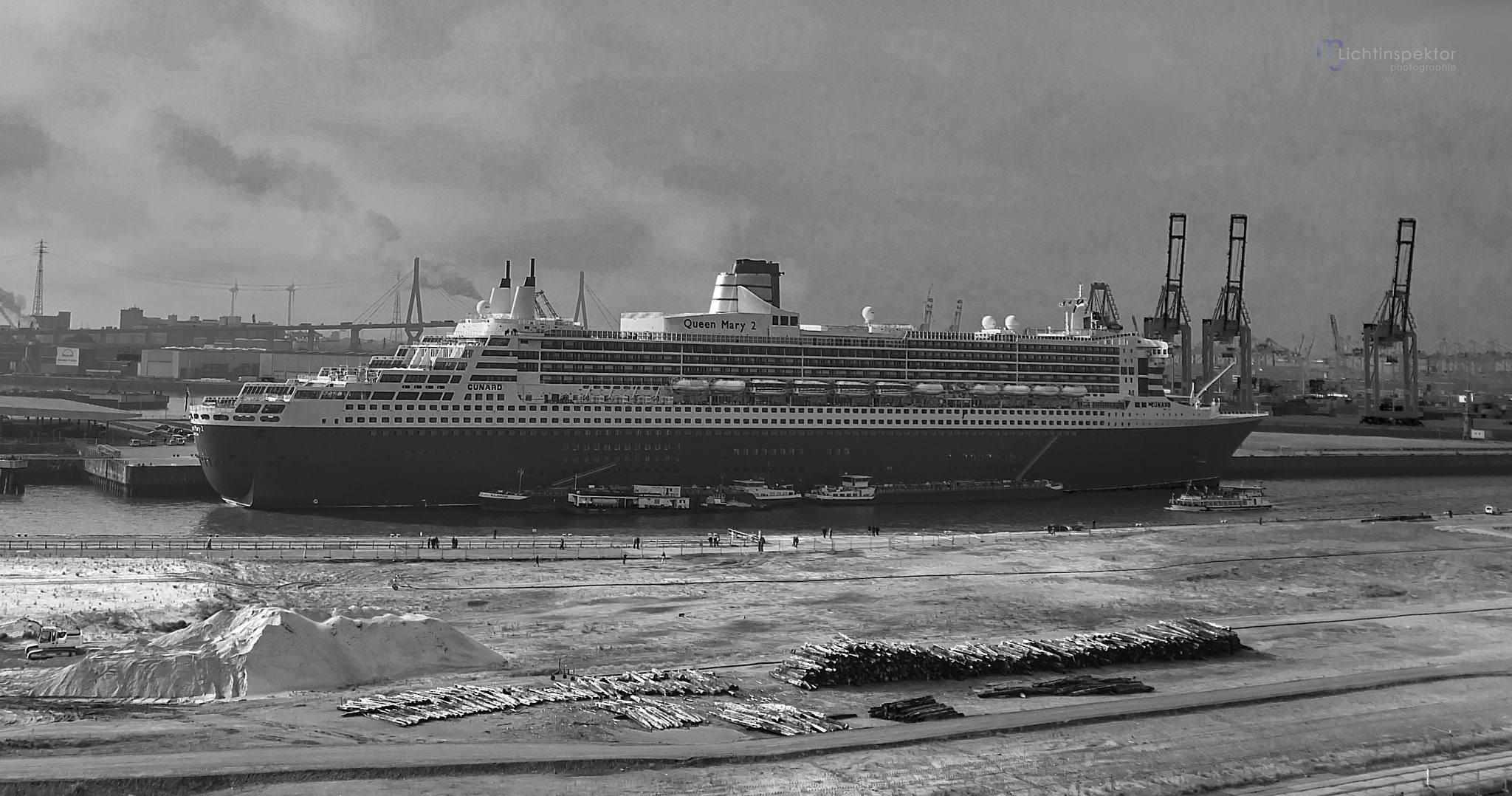 Sony DT 18-250mm F3.5-6.3 sample photo. B - queen mary 2 - qm2 - hamburg steinwerder photography