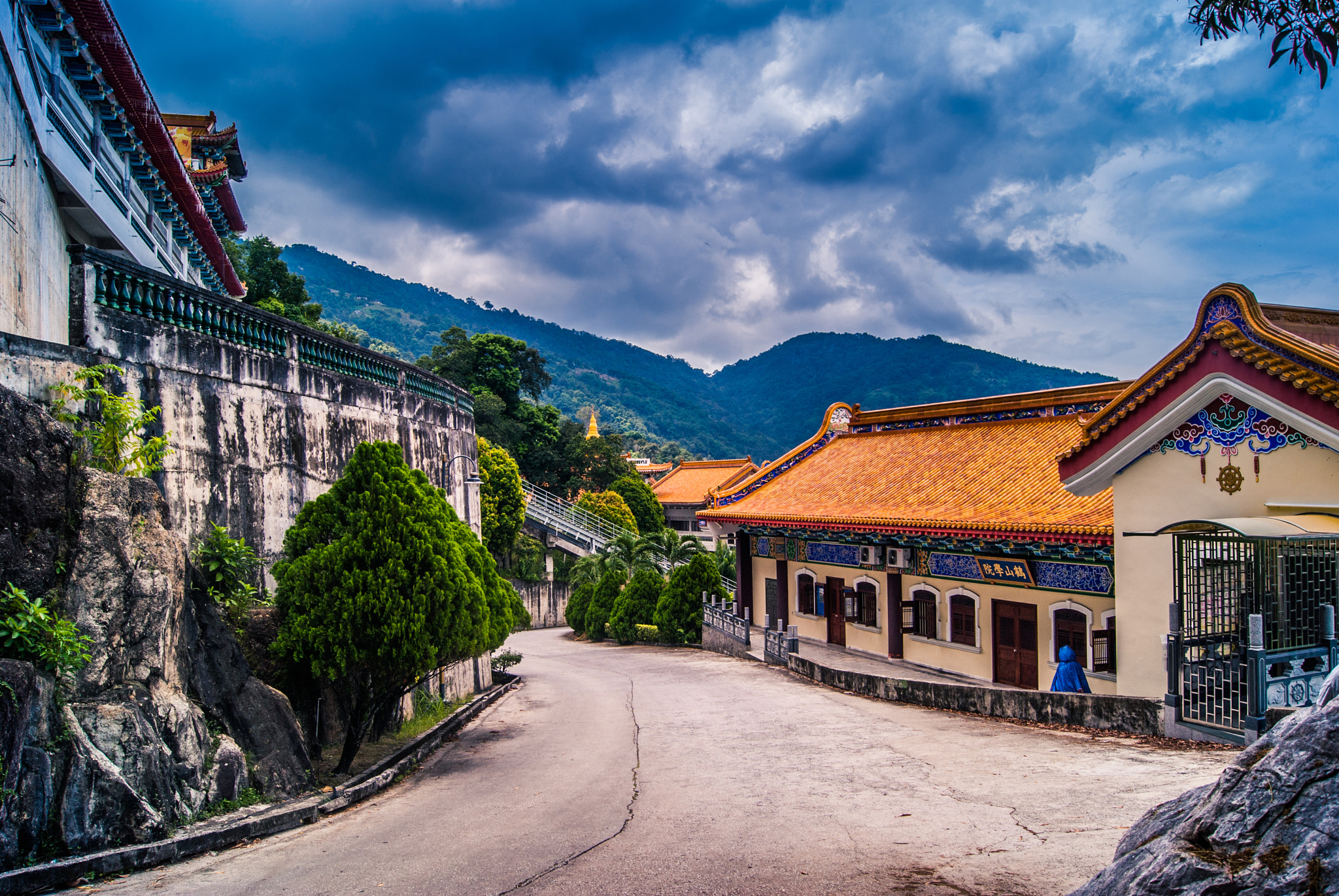 Sony Alpha DSLR-A200 + Sony DT 18-55mm F3.5-5.6 SAM sample photo. Kek lok si temple (road to) photography