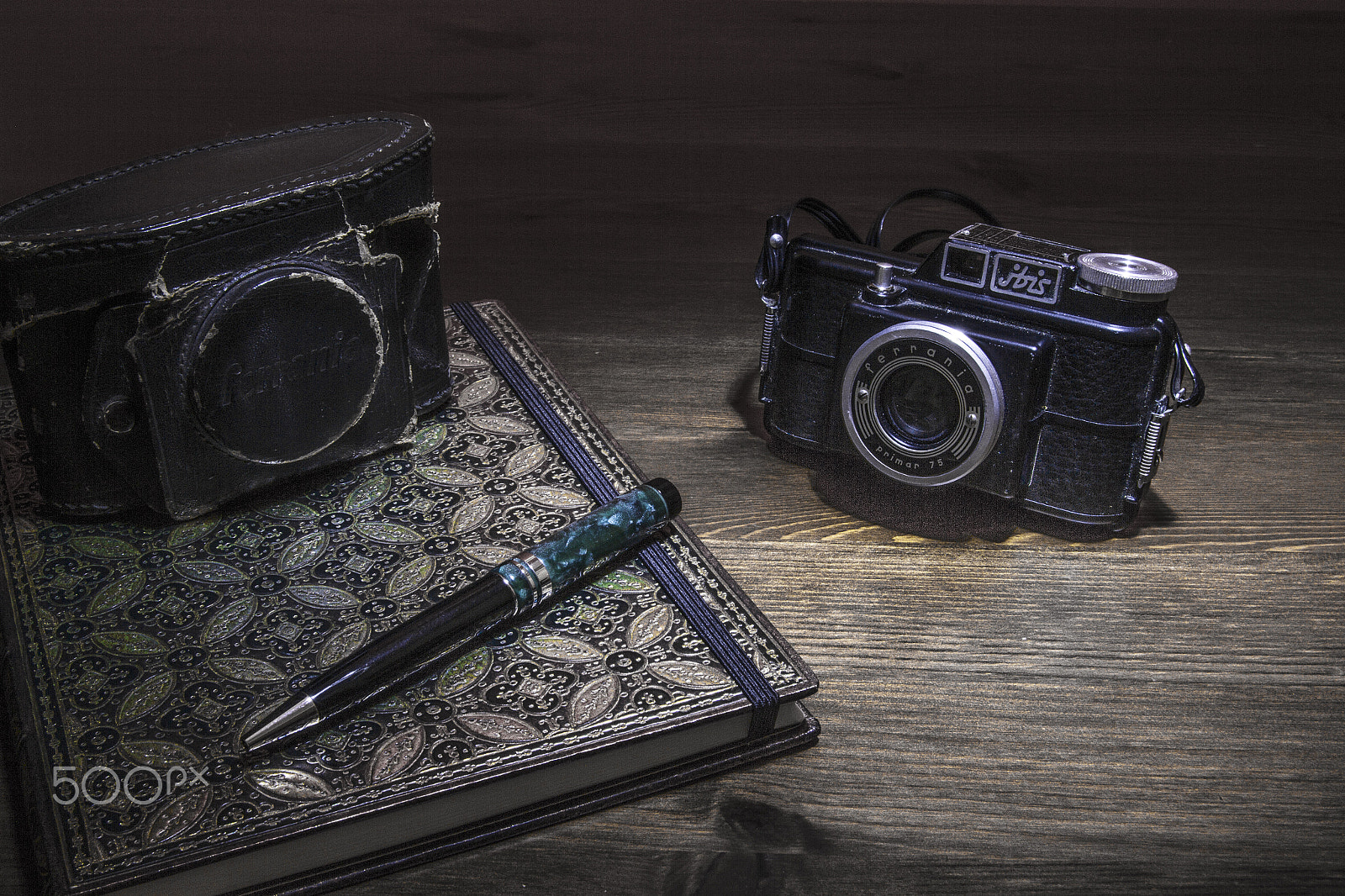 Canon EOS 7D + Sigma 18-50mm f/2.8 Macro sample photo. Old camera photography