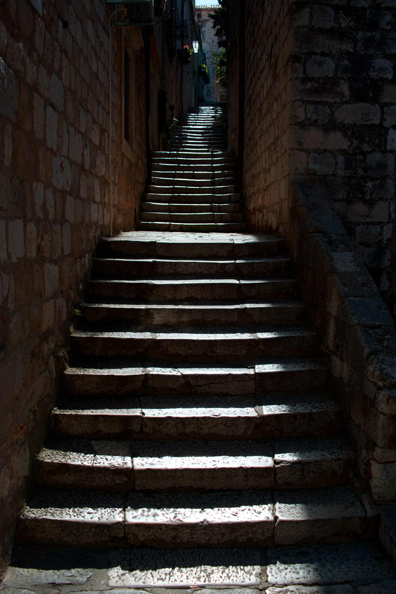 18.00 - 55.00 mm f/3.5 - 5.6 sample photo. Light and shadow photography