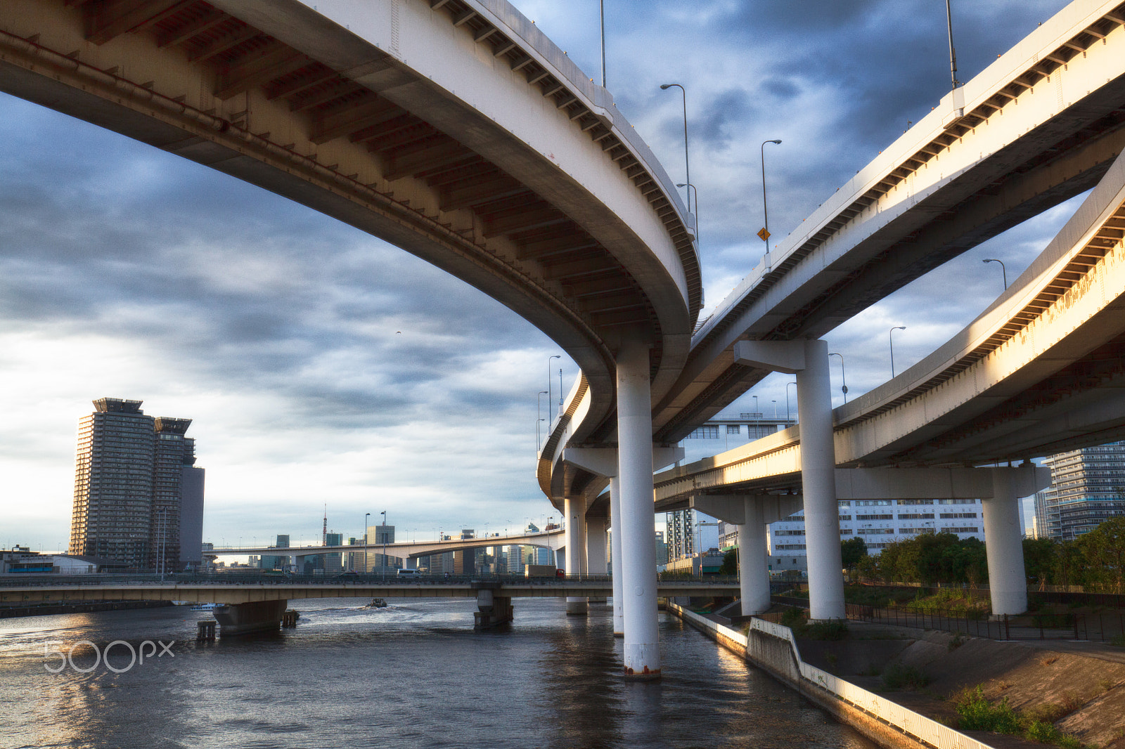 Canon EOS 5D Mark II + Canon EF 16-35mm F4L IS USM sample photo. Ariake junction photography