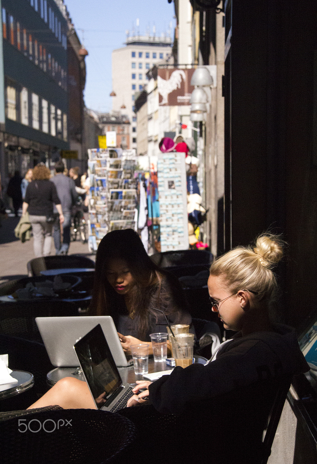 Canon EOS 550D (EOS Rebel T2i / EOS Kiss X4) sample photo. Street cafe scene in stockholm.sweden photography
