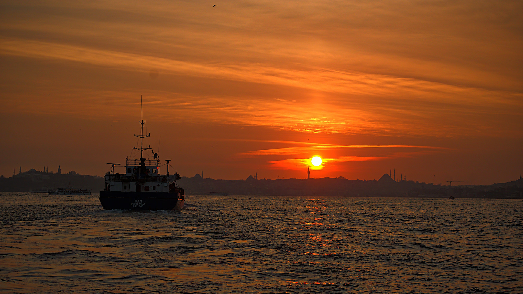 Sony a7 II + Minolta AF 70-210mm F4 Macro sample photo. Kadıköy' den gün batımı photography