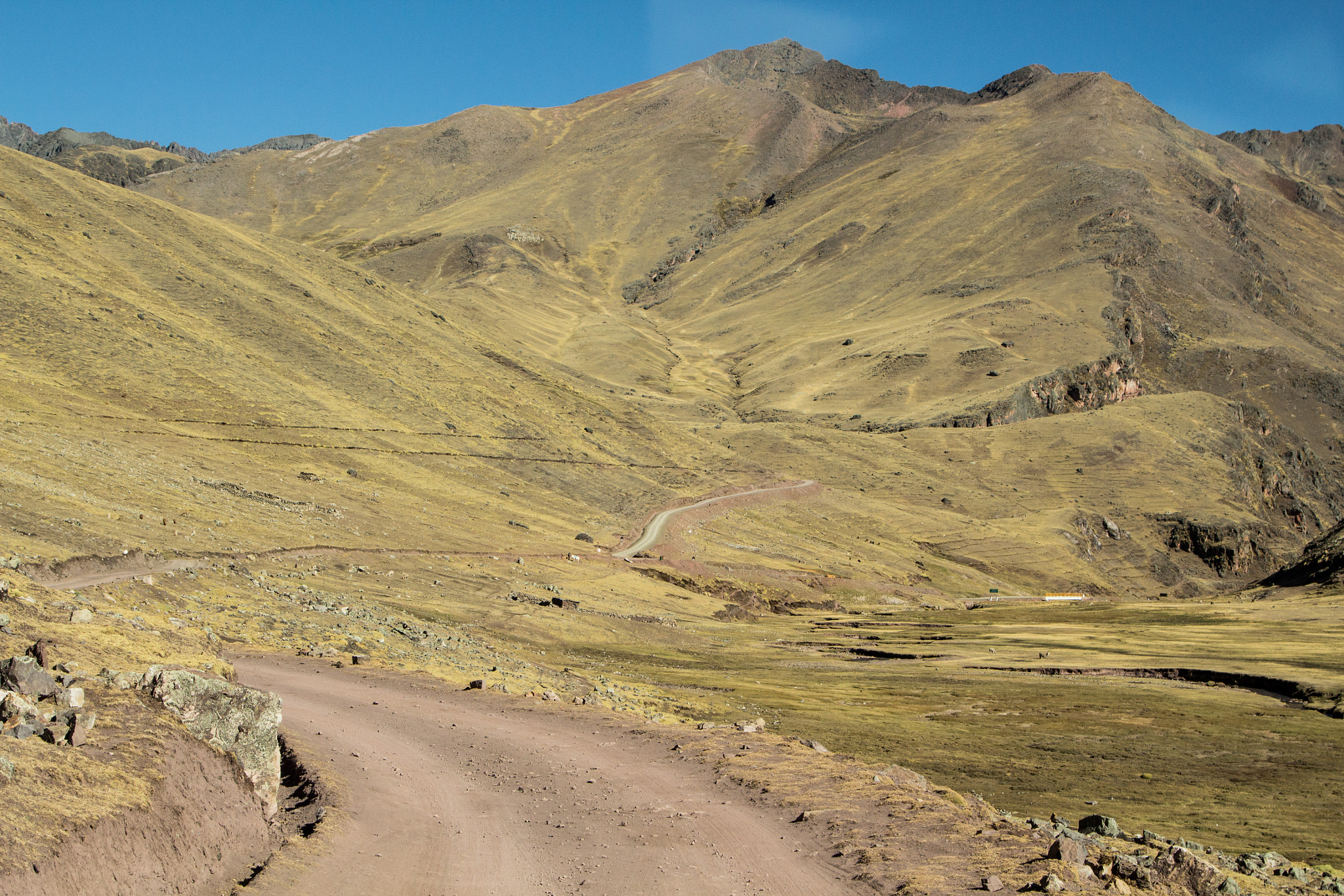 Canon EOS 700D (EOS Rebel T5i / EOS Kiss X7i) sample photo. Path through mountains photography