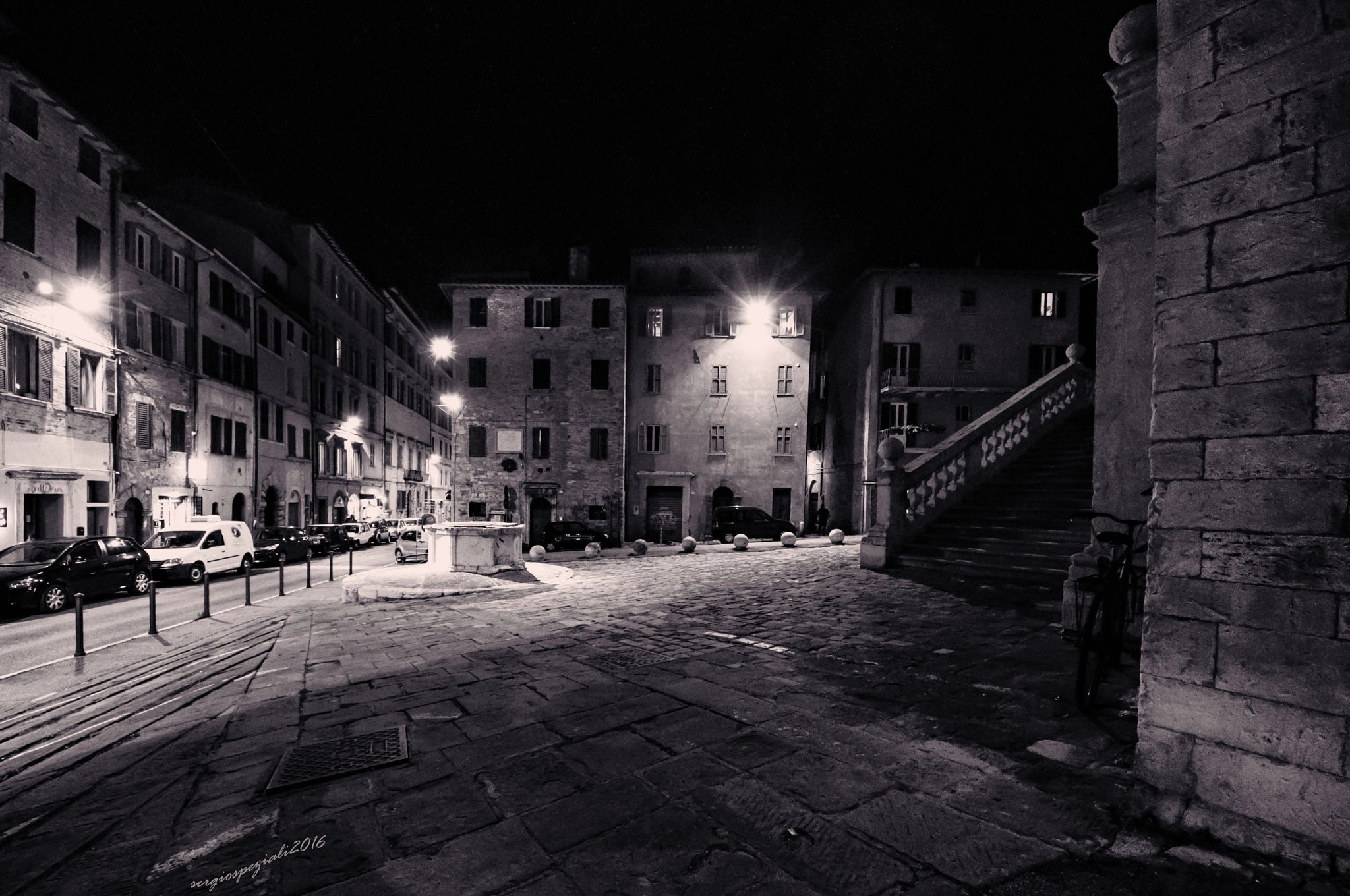 Sigma 8-16mm F4.5-5.6 DC HSM sample photo. The well in the square photography