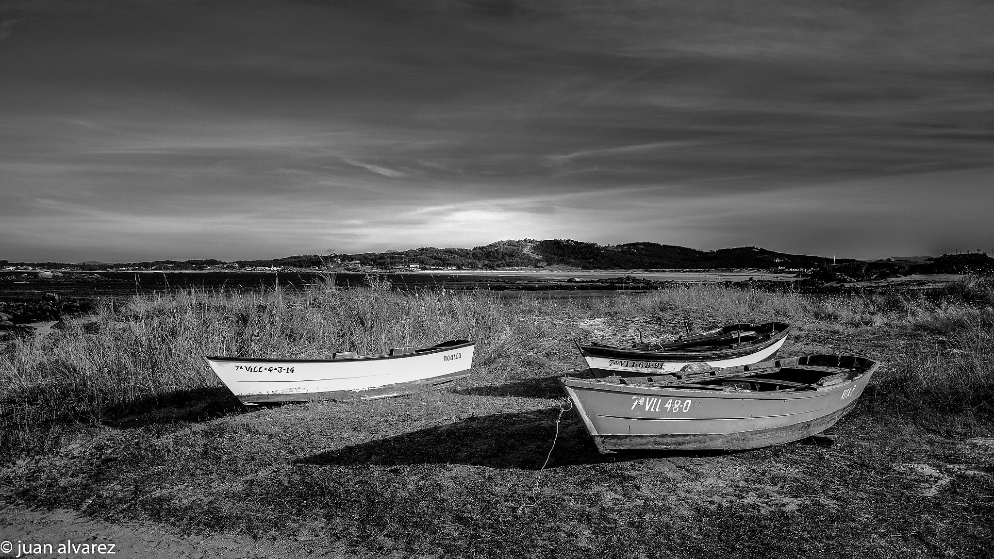 Olympus OM-D E-M10 II + Panasonic Lumix G 14mm F2.5 ASPH sample photo. Barcas de pesca. playa areas gordas. sanxenxo. pontevedra. photography