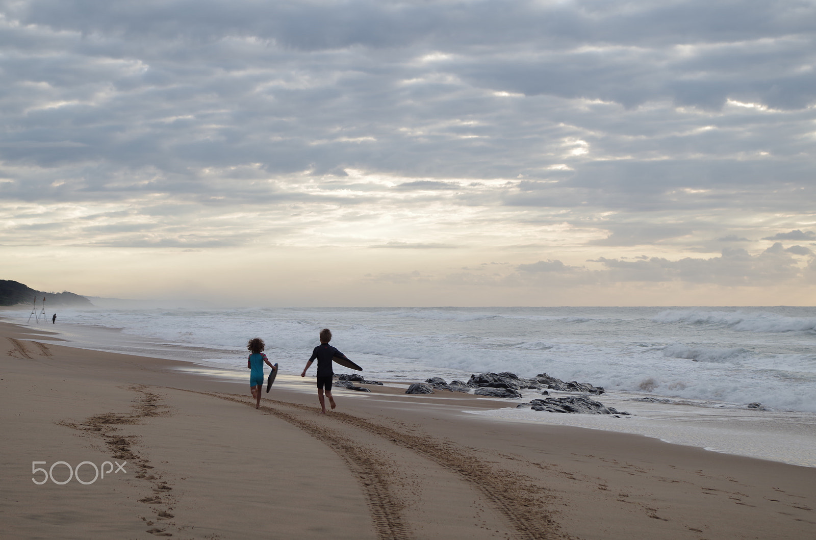 Pentax smc DA 18-55mm F3.5-5.6 AL WR sample photo. Children running on the beach photography