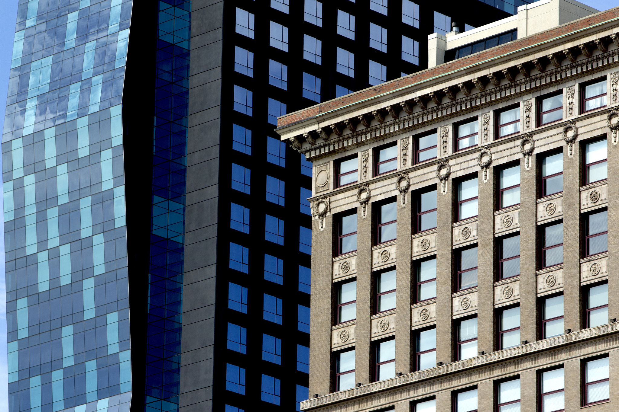 Canon EOS-1D Mark IV + Canon EF 70-200mm F2.8L IS USM sample photo. Windows in chicago photography