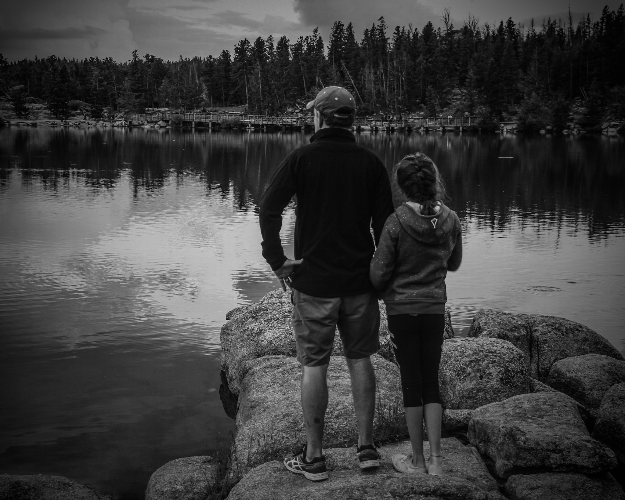 Canon EOS 60D + Canon EF-S 18-200mm F3.5-5.6 IS sample photo. Dad & daughter - lake reflections at twilight photography