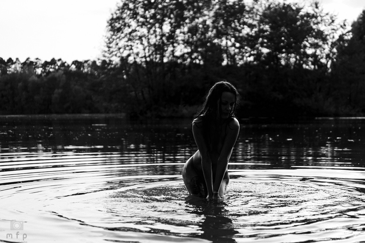 Sony ILCA-77M2 + Sony DT 35mm F1.8 SAM sample photo. Female body  photography
