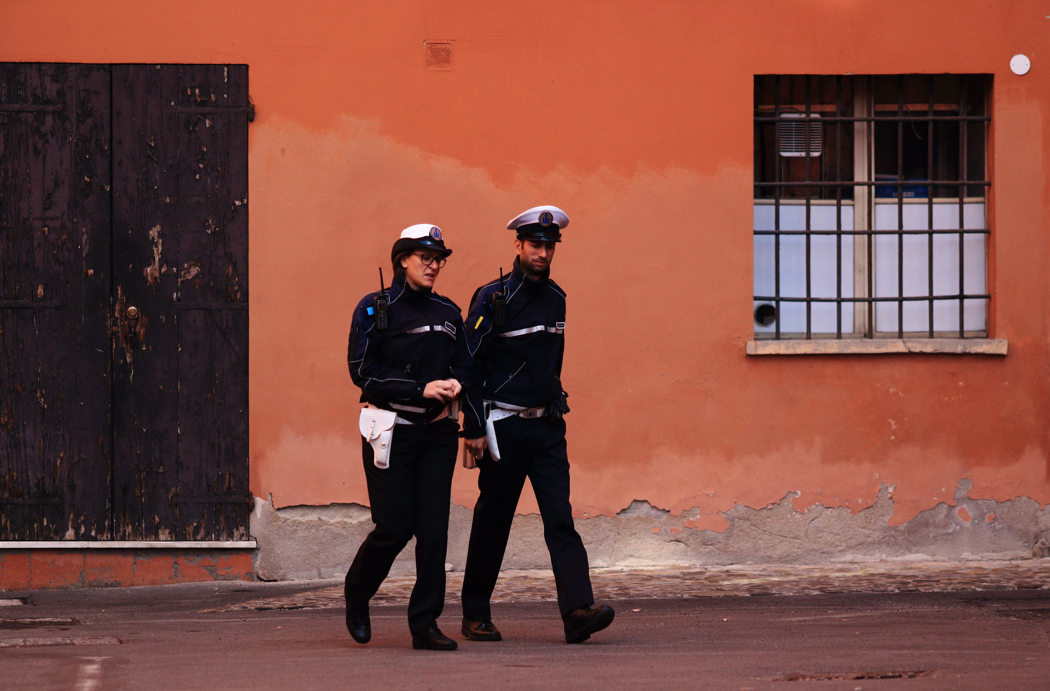 Canon EOS 100D (EOS Rebel SL1 / EOS Kiss X7) + Canon EF 200mm F2.8L II USM sample photo. La polizia municipale photography