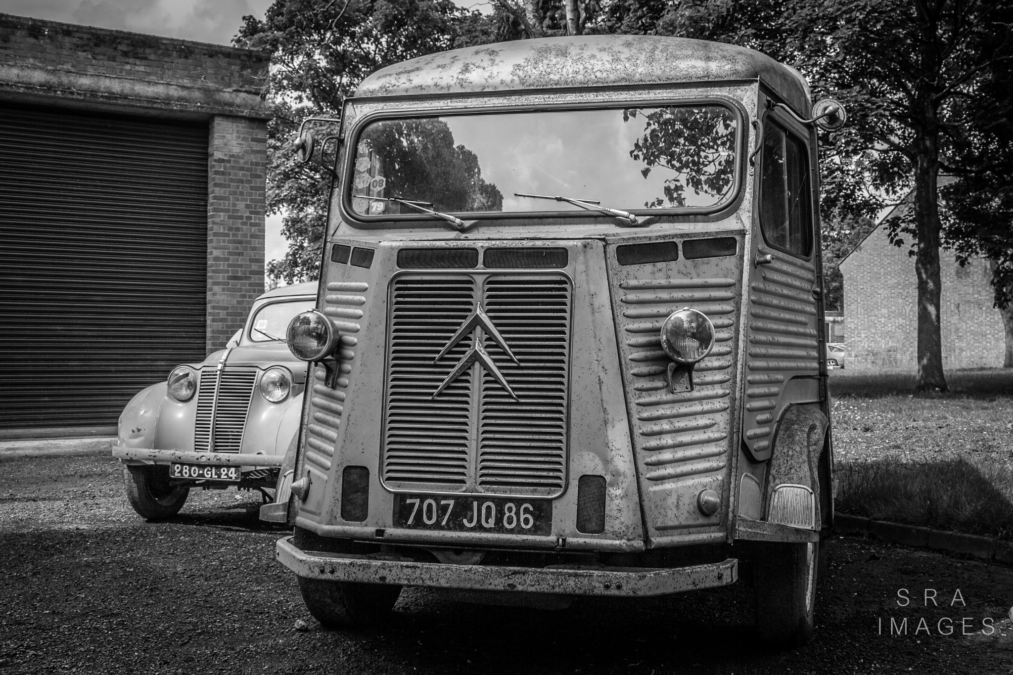 Canon EOS 1000D (EOS Digital Rebel XS / EOS Kiss F) sample photo. French utility man photography