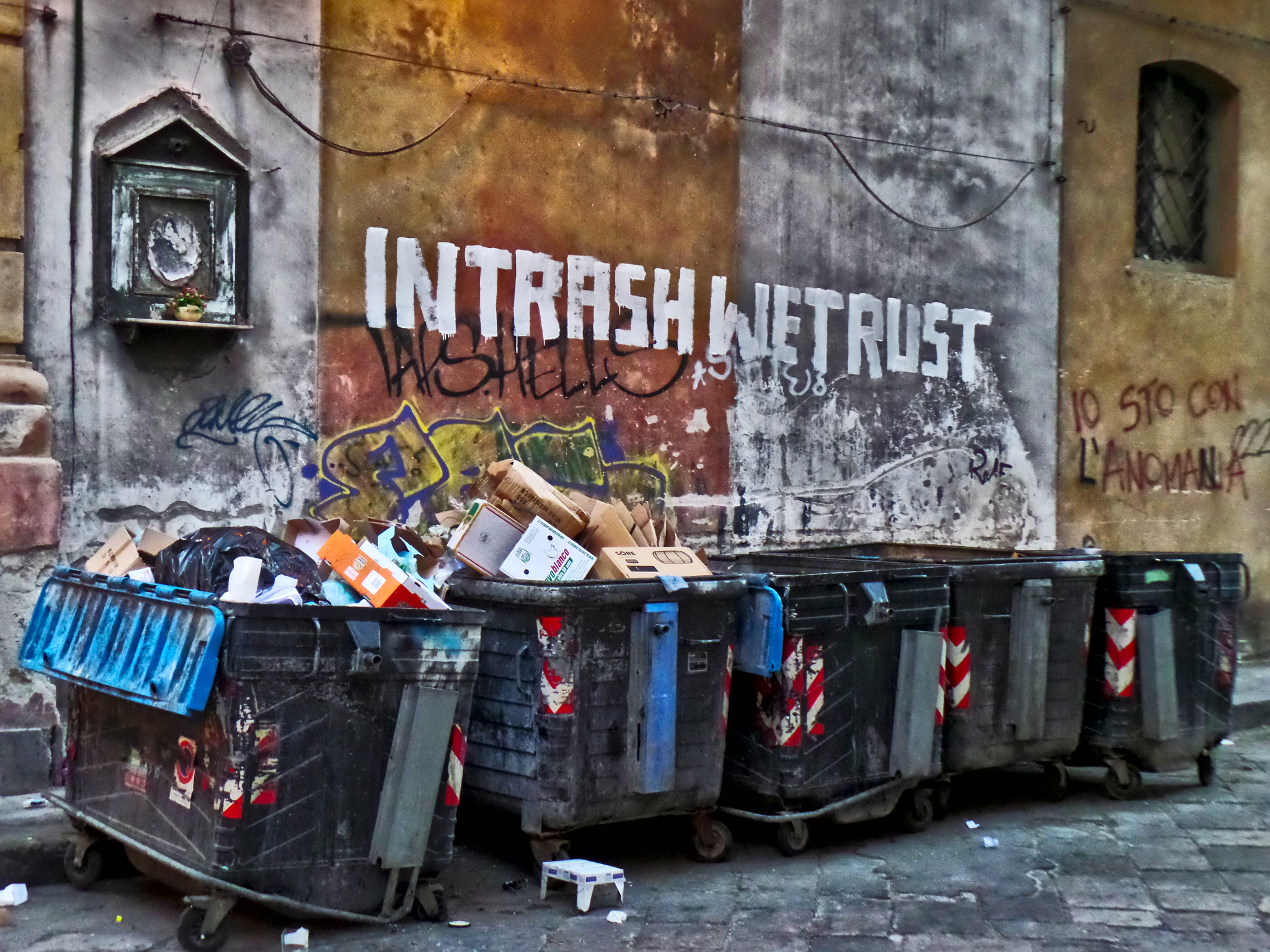 Samsung WB800F sample photo. In trash we trust photography