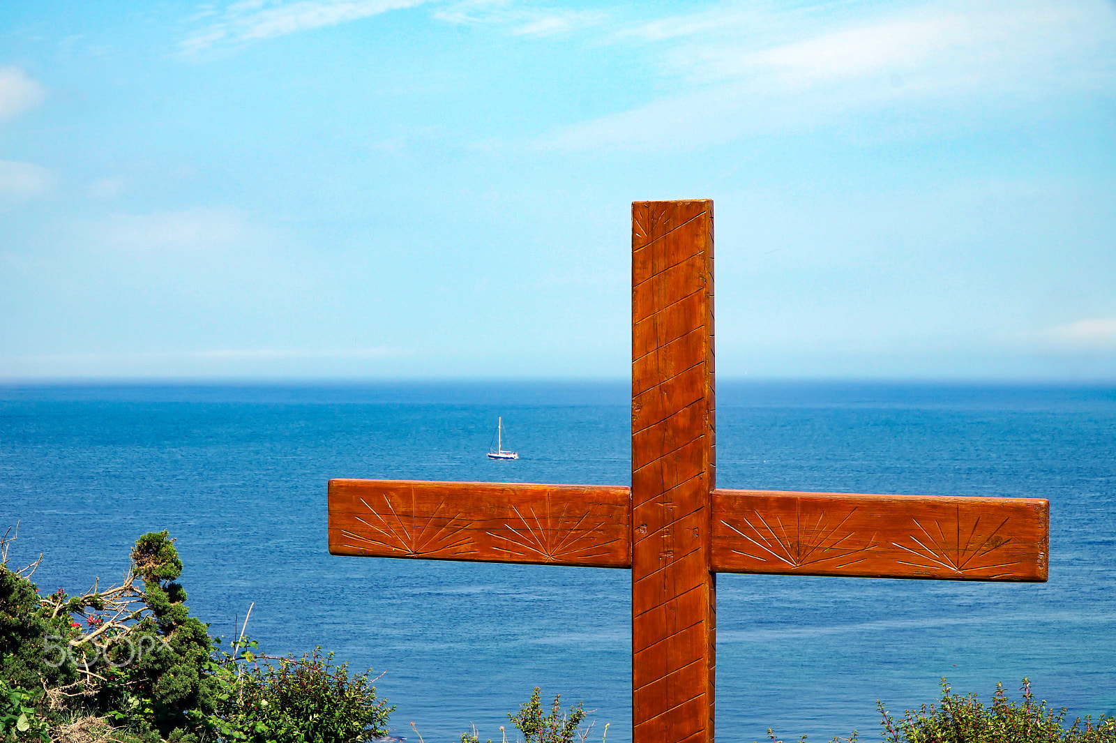 Sony Alpha a5000 (ILCE 5000) + Sony E PZ 18-105mm F4 G OSS sample photo. Sail boat and a cross photography