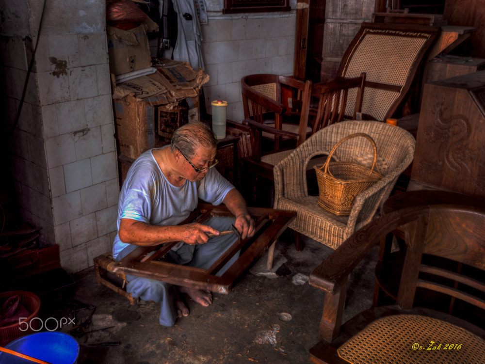 Panasonic Lumix DMC-GH4 + Olympus Zuiko Digital ED 9-18mm F4.0-5.6 sample photo. Old chinese craftsman repairing antiques photography