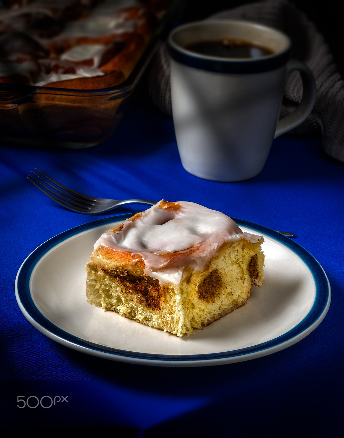 Nikon D200 + Nikon AF Micro-Nikkor 60mm F2.8D sample photo. Cinnamon bun with coffee photography