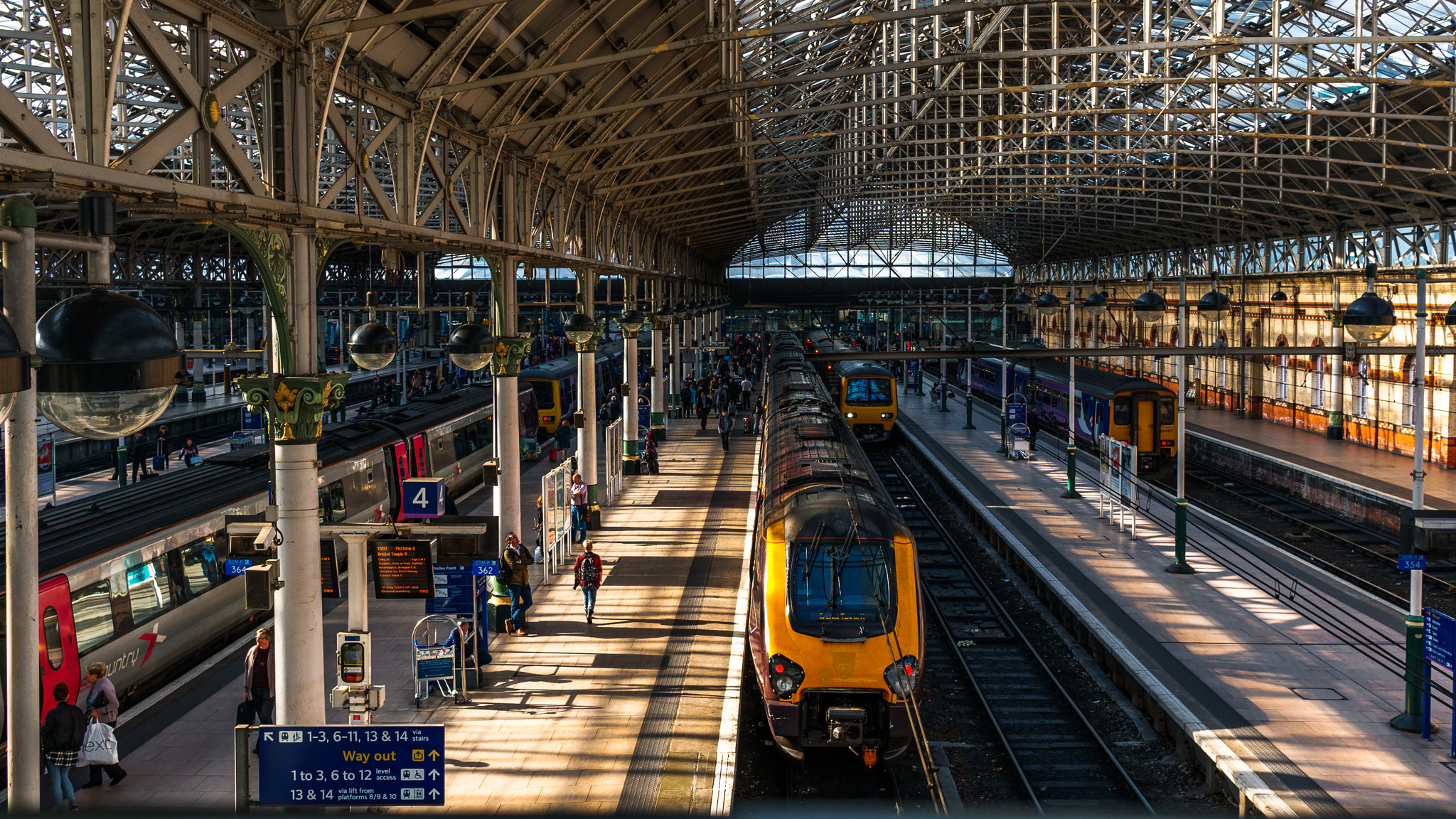 Sony a6300 + Sony Sonnar T* E 24mm F1.8 ZA sample photo. Piccadilly station photography