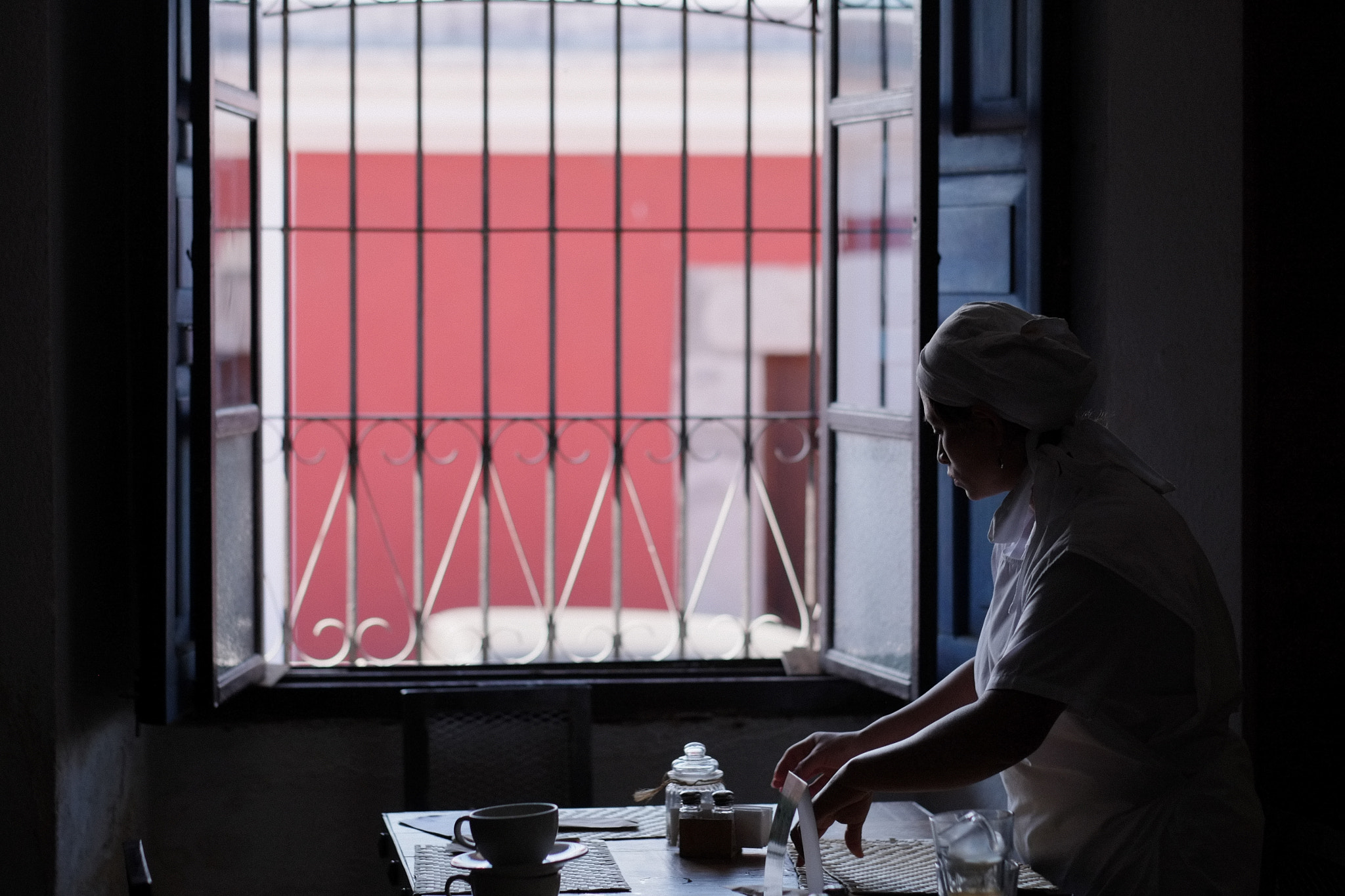 Fujifilm X-Pro1 + Fujifilm XF 56mm F1.2 R sample photo. Antigua cafe server photography