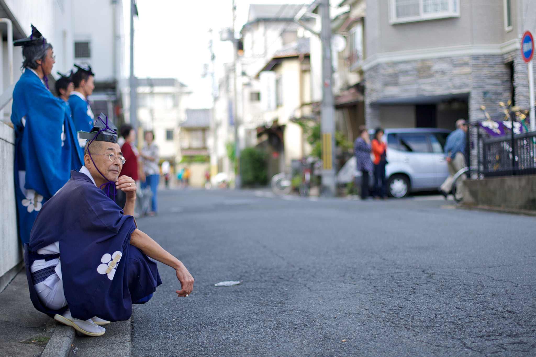 Canon EOS-1D Mark III sample photo. Cigarette break during festival photography