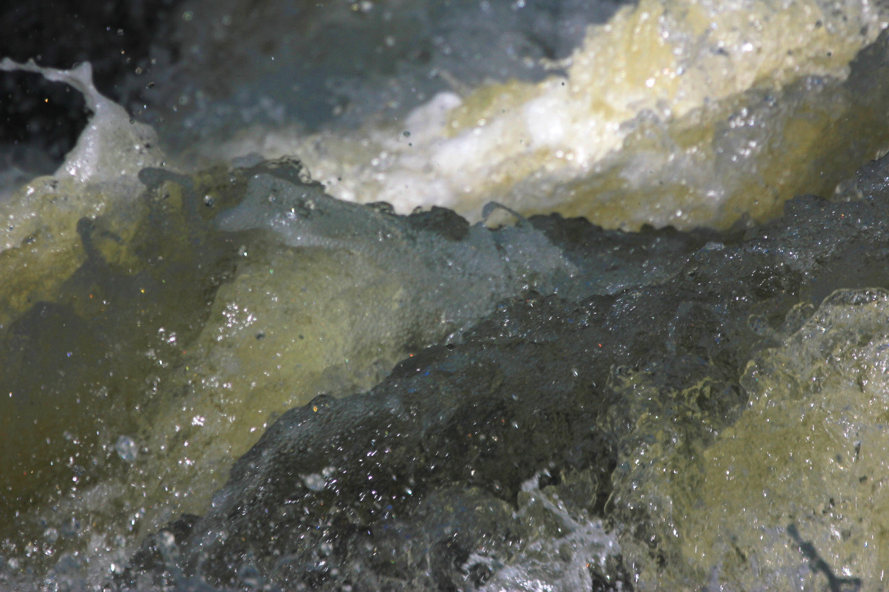 Canon EOS 550D (EOS Rebel T2i / EOS Kiss X4) sample photo. Translucent water photography