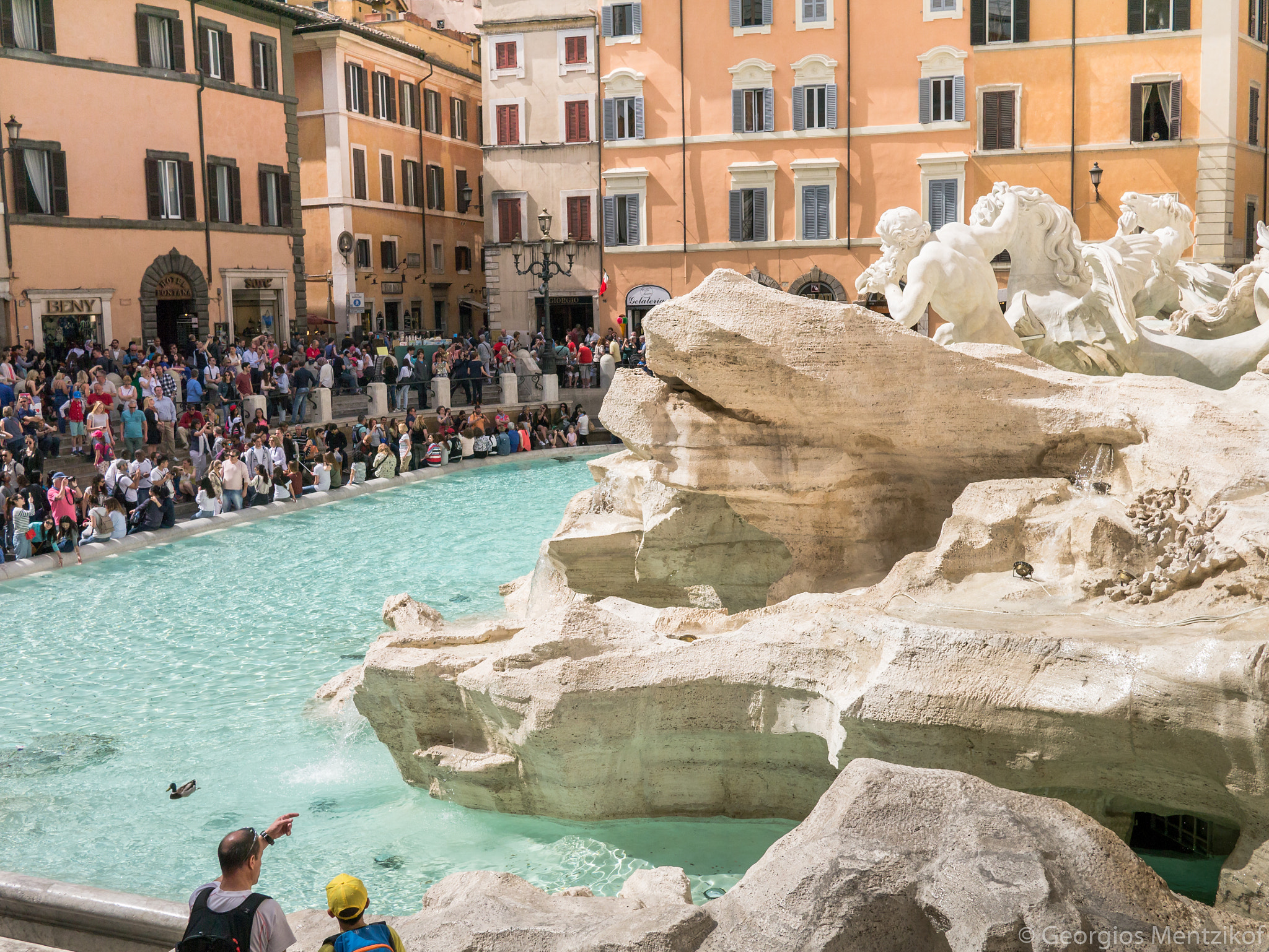 Panasonic Lumix DMC-G3 + LUMIX G 20/F1.7 II sample photo. Fontana di trevi crowds photography